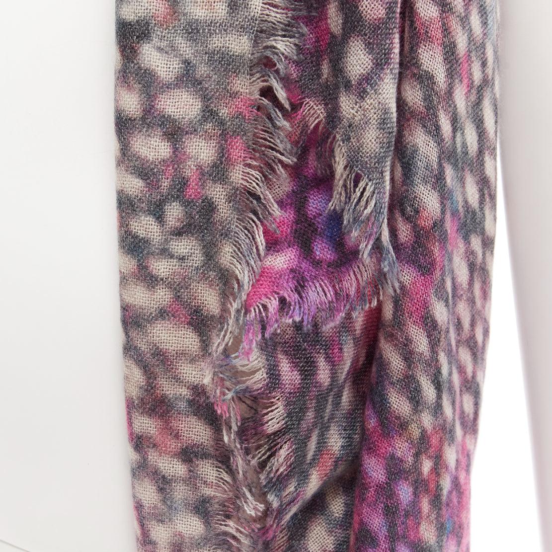 CHANEL 100% Kaschmir lila schwarz CC übergroßer Tweed-Schal mit Texturdruck im Angebot 3