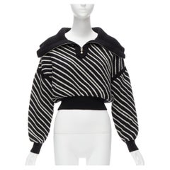 Chanel 100% cachemire, maglione a righe diagonali bianche con logo in cristallo CC FR34