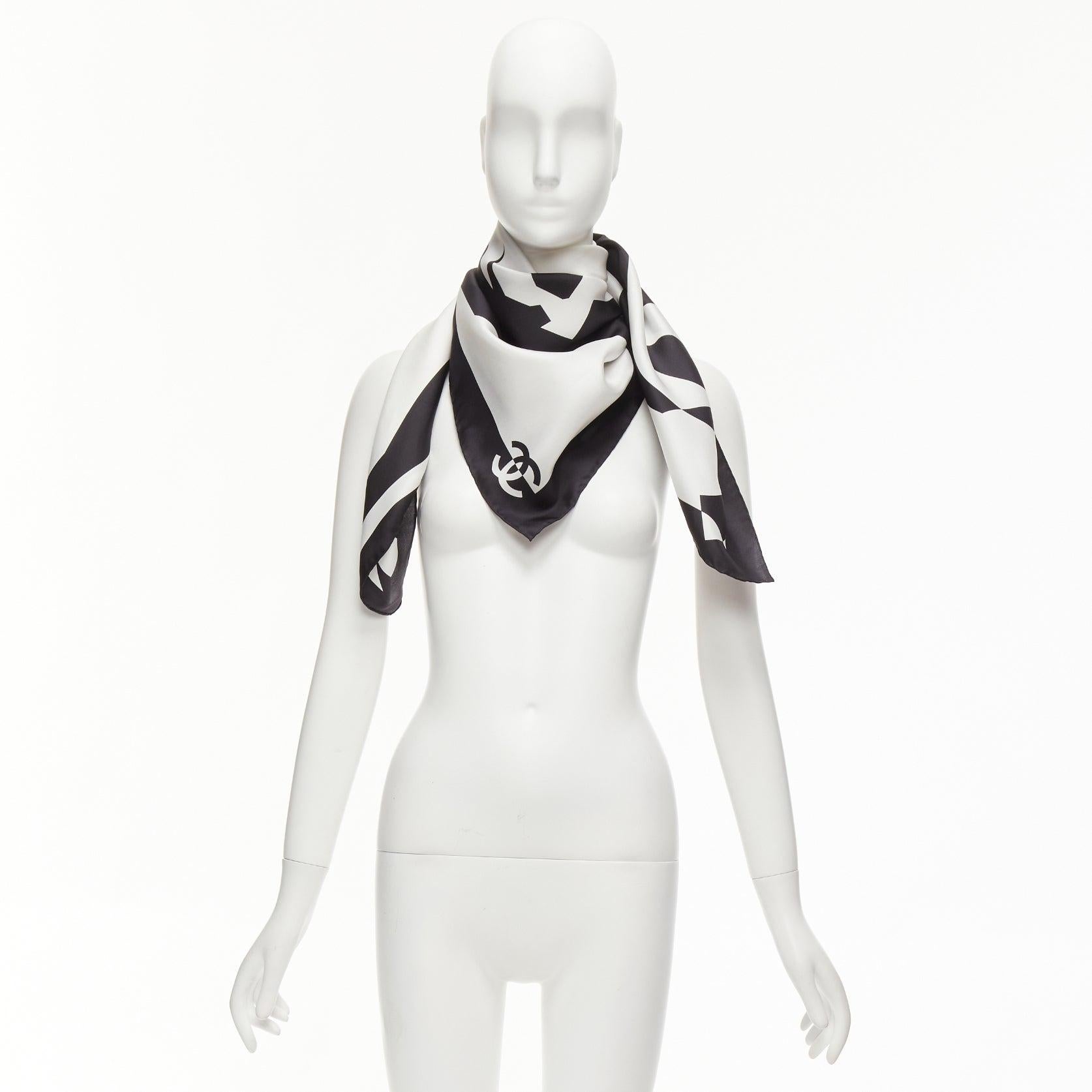 CHANEL 100% Seide Schwarz Weiß bold CC Logo abstraktes grafisches großes quadratisches Schal im Angebot 6