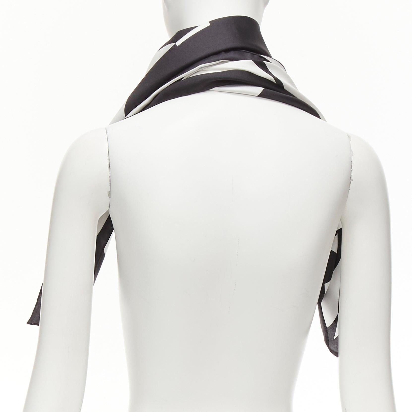 CHANEL 100% Seide Schwarz Weiß bold CC Logo abstraktes grafisches großes quadratisches Schal im Angebot 1