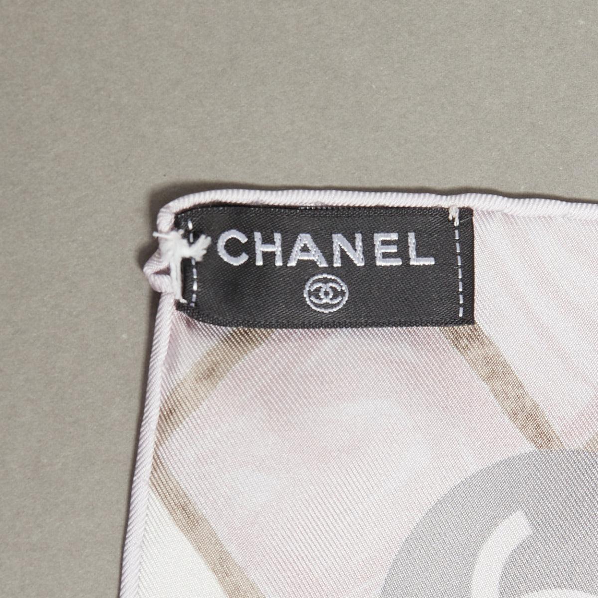 CHANEL pañuelo 100% seda gris CC logo camelia flores cuadros estampado perlas 85cm en venta 4