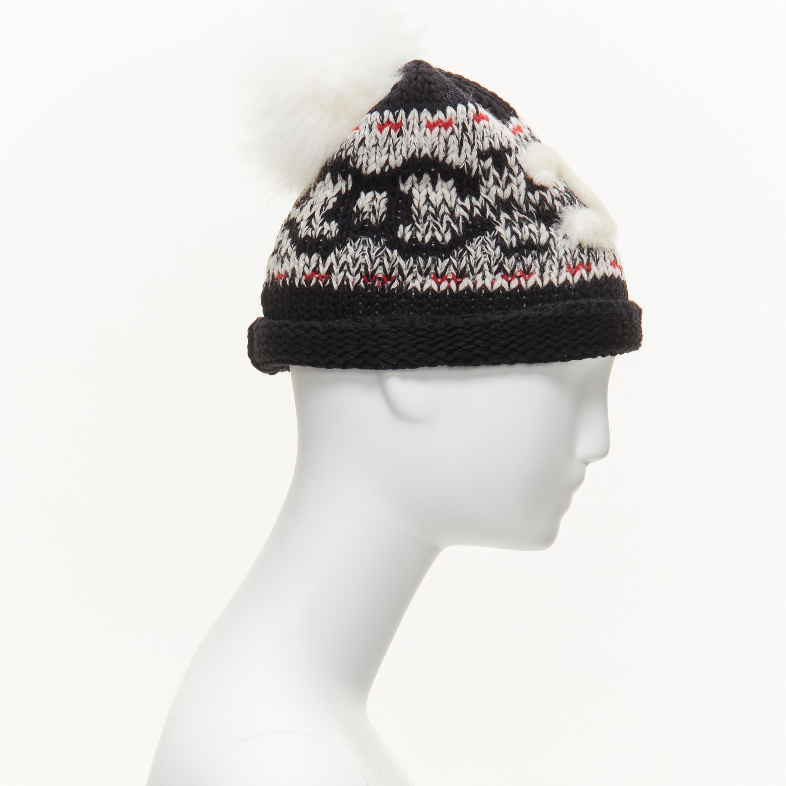 Grigio Cappello CHANEL 100% lana bianco CC con logo pom pom nero rosso intarsiato in vendita