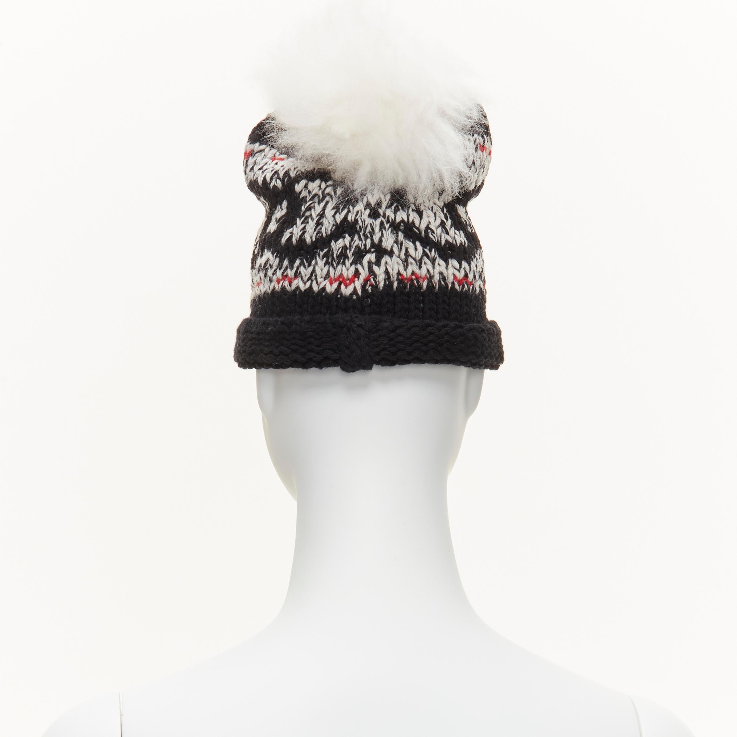 Cappello CHANEL 100% lana bianco CC con logo pom pom nero rosso intarsiato In condizioni ottime in vendita a Hong Kong, NT