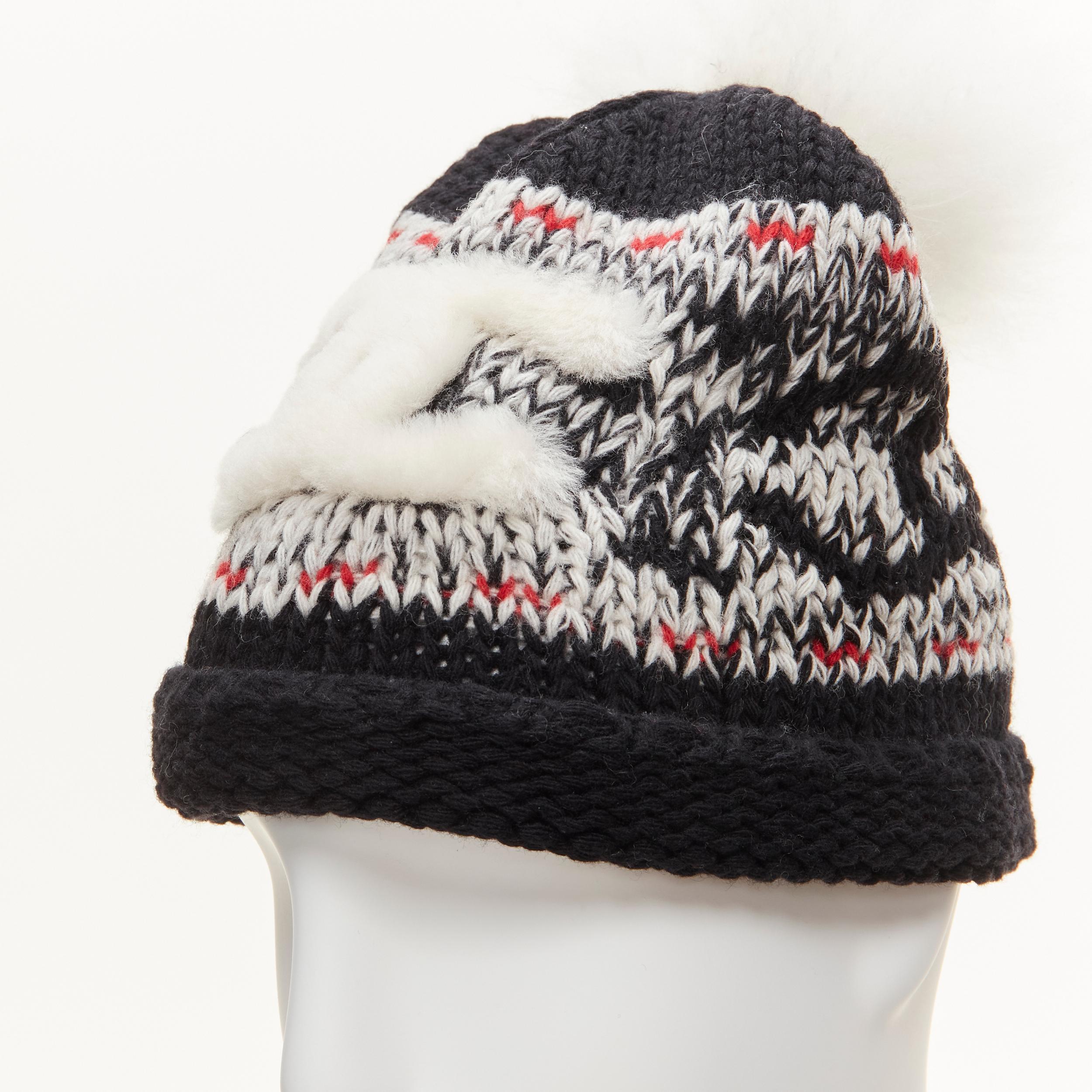 Cappello CHANEL 100% lana bianco CC con logo pom pom nero rosso intarsiato in vendita 1