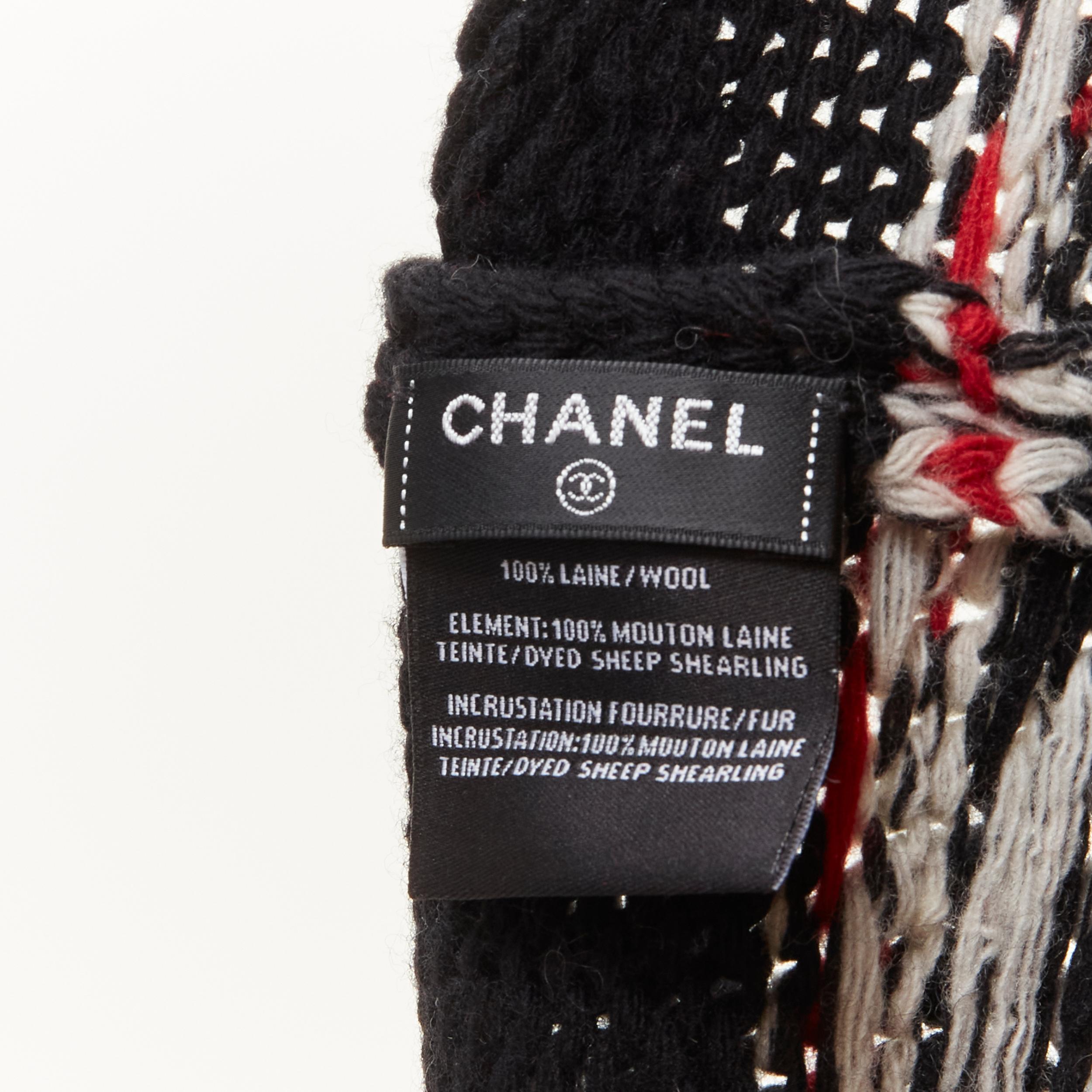 Cappello CHANEL 100% lana bianco CC con logo pom pom nero rosso intarsiato in vendita 3
