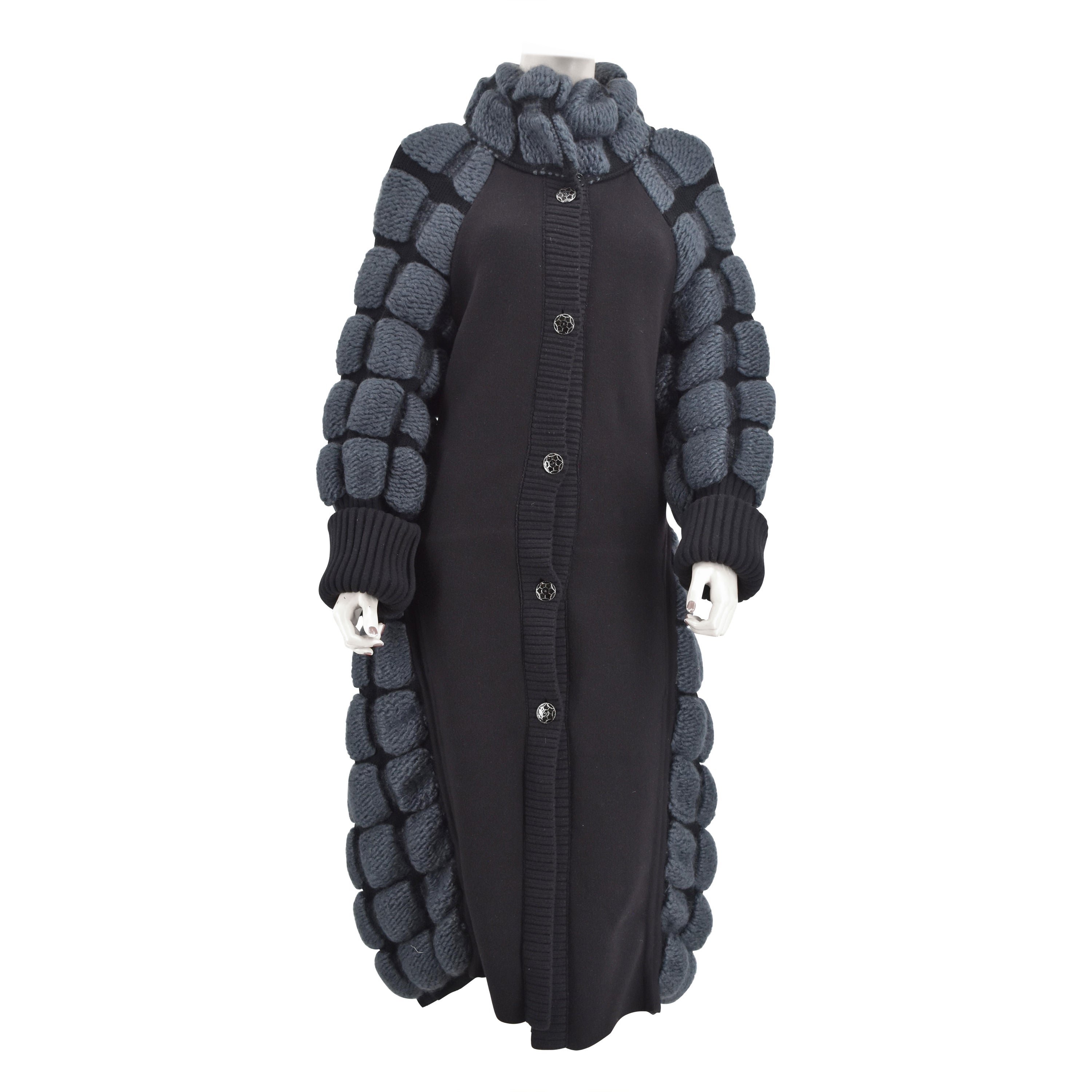 Chanel 10A 2010 - Manteau matelassé de défilé FR 38 avec logo CC