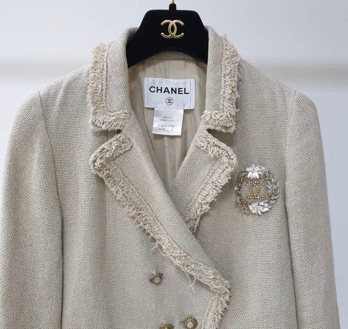 CHANEL 10P 2010 Spring Beige Ecru Linen Crest Logo Jacket

Sz.38

Extremely rare chanel 2010 spring 10P beige linen style blazer with logo crest.

frayed edges, flap pocket detail.

Gently used in very good condition.

For buyers from EU we can