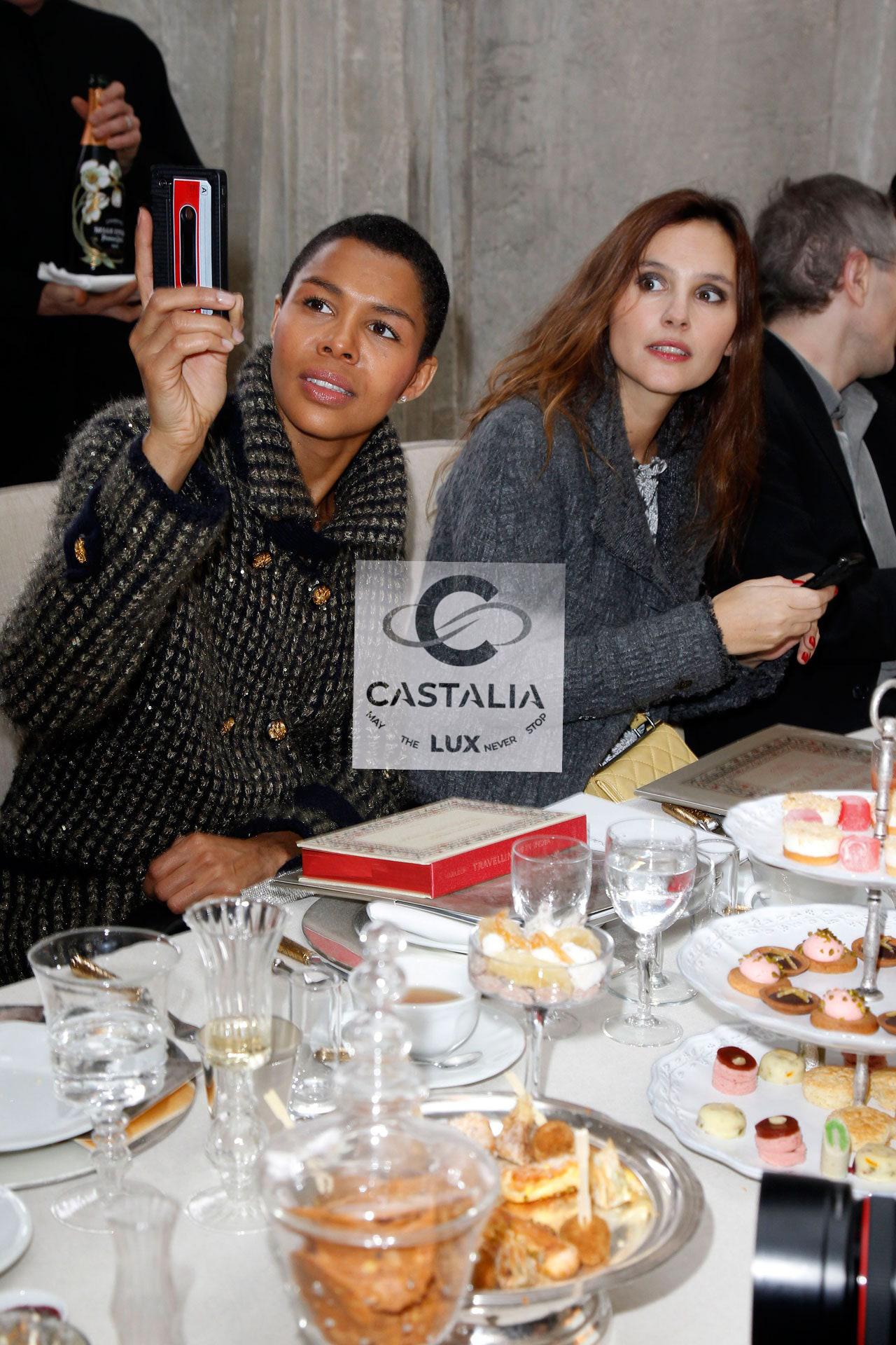 Noir CHANEL 10K$ 2009 Collectors Sequin Shimmering Jacket en vente