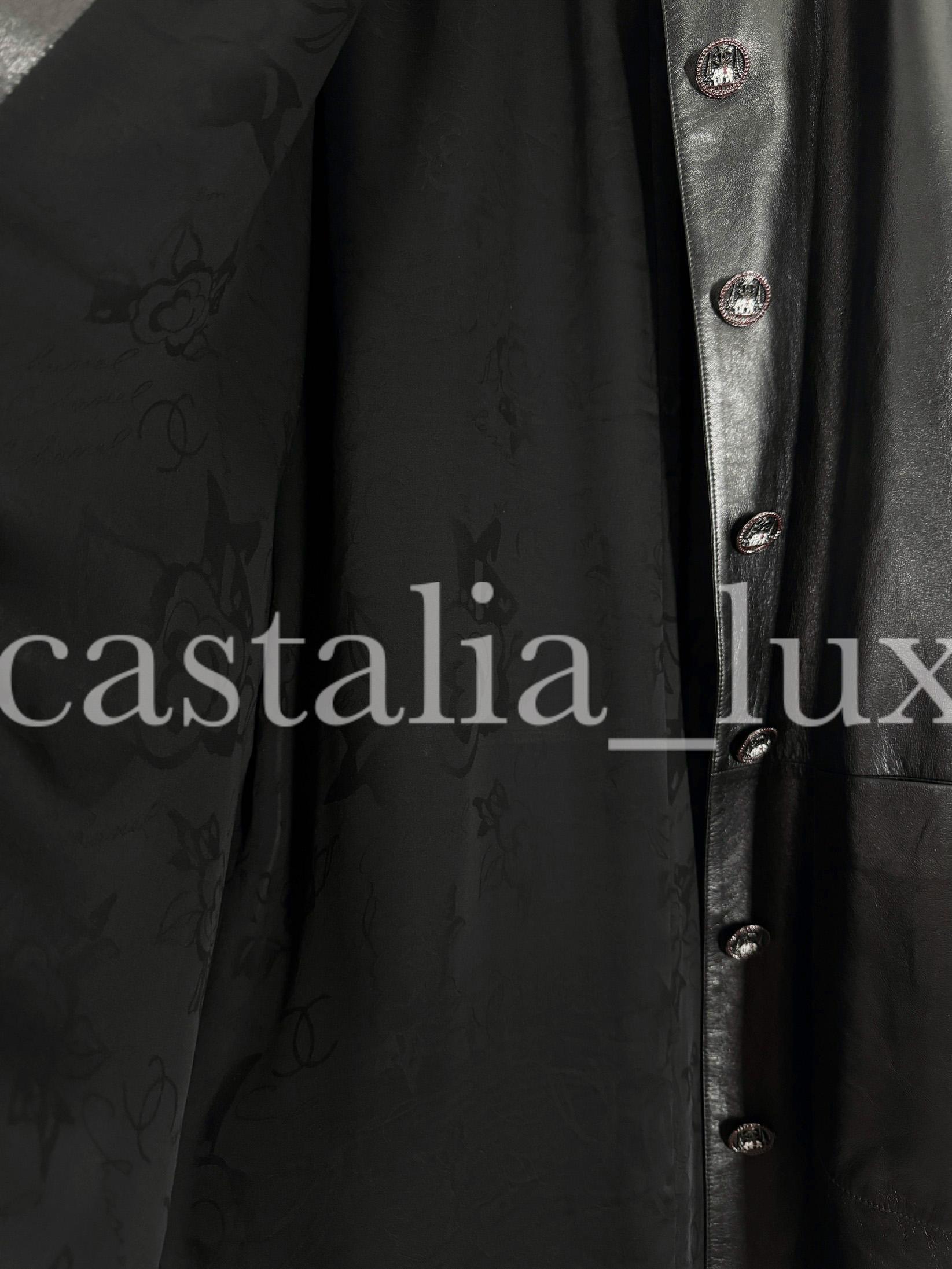 Chanel 10K Manteau en cuir noir avec boutons CC Jewel en vente 9