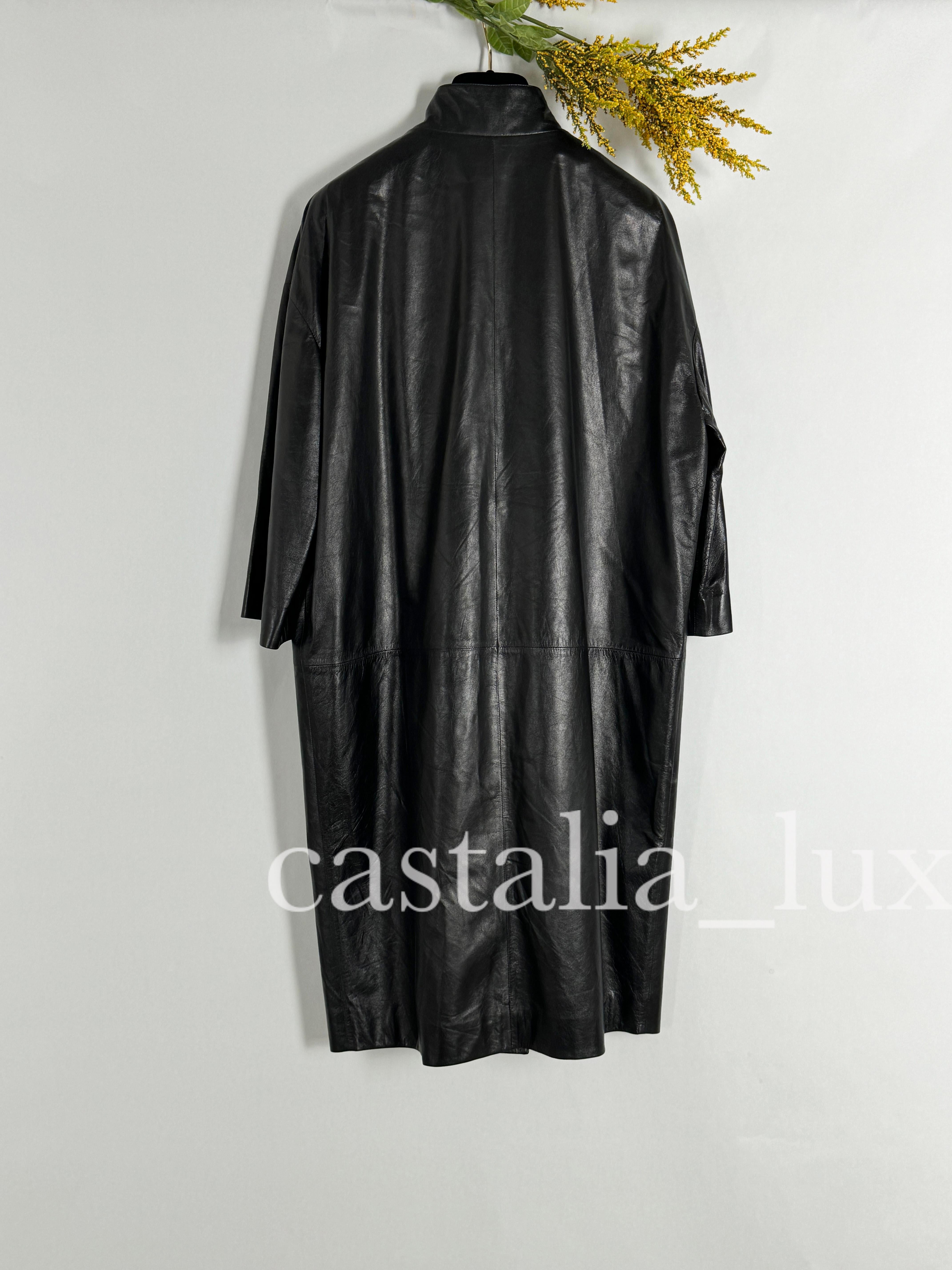 Chanel 10K Manteau en cuir noir avec boutons CC Jewel en vente 10