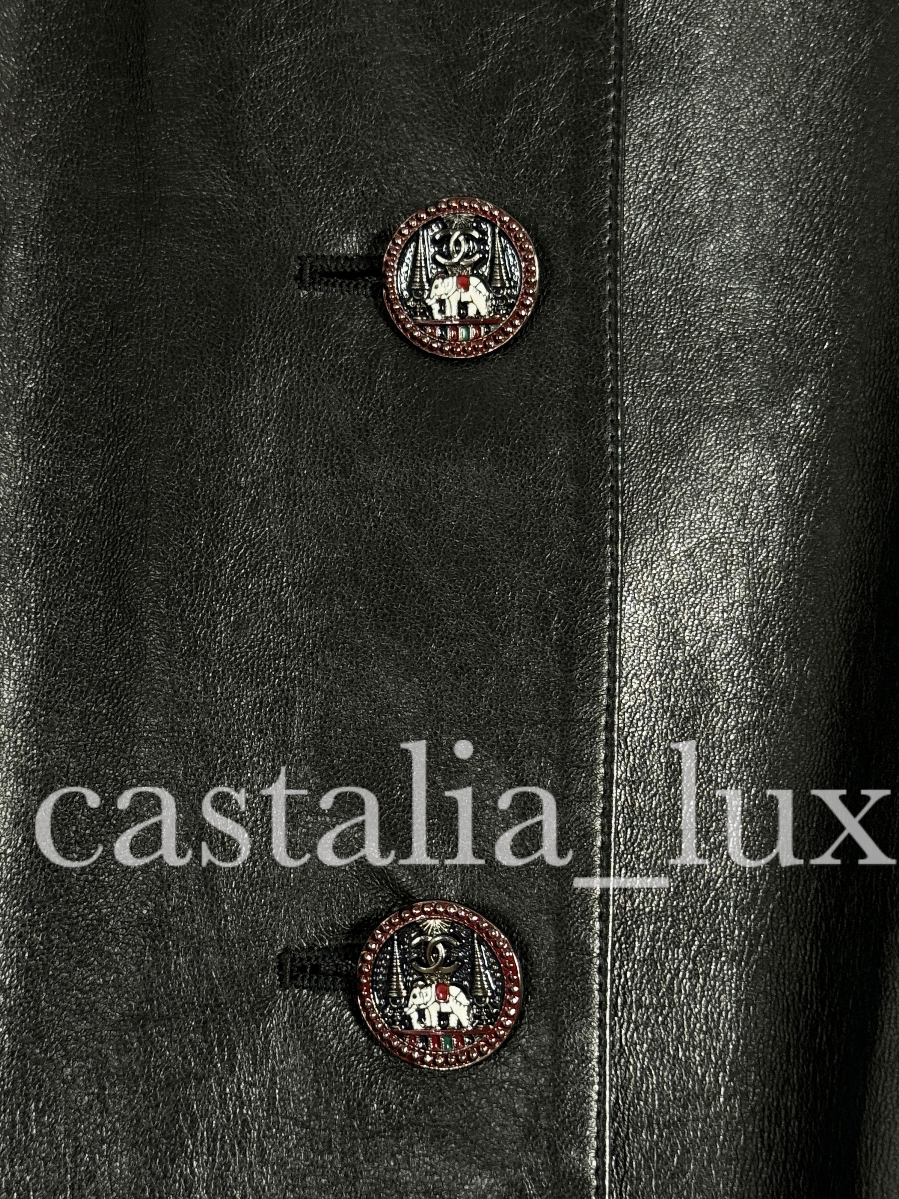 Chanel 10K Manteau en cuir noir avec boutons CC Jewel en vente 11