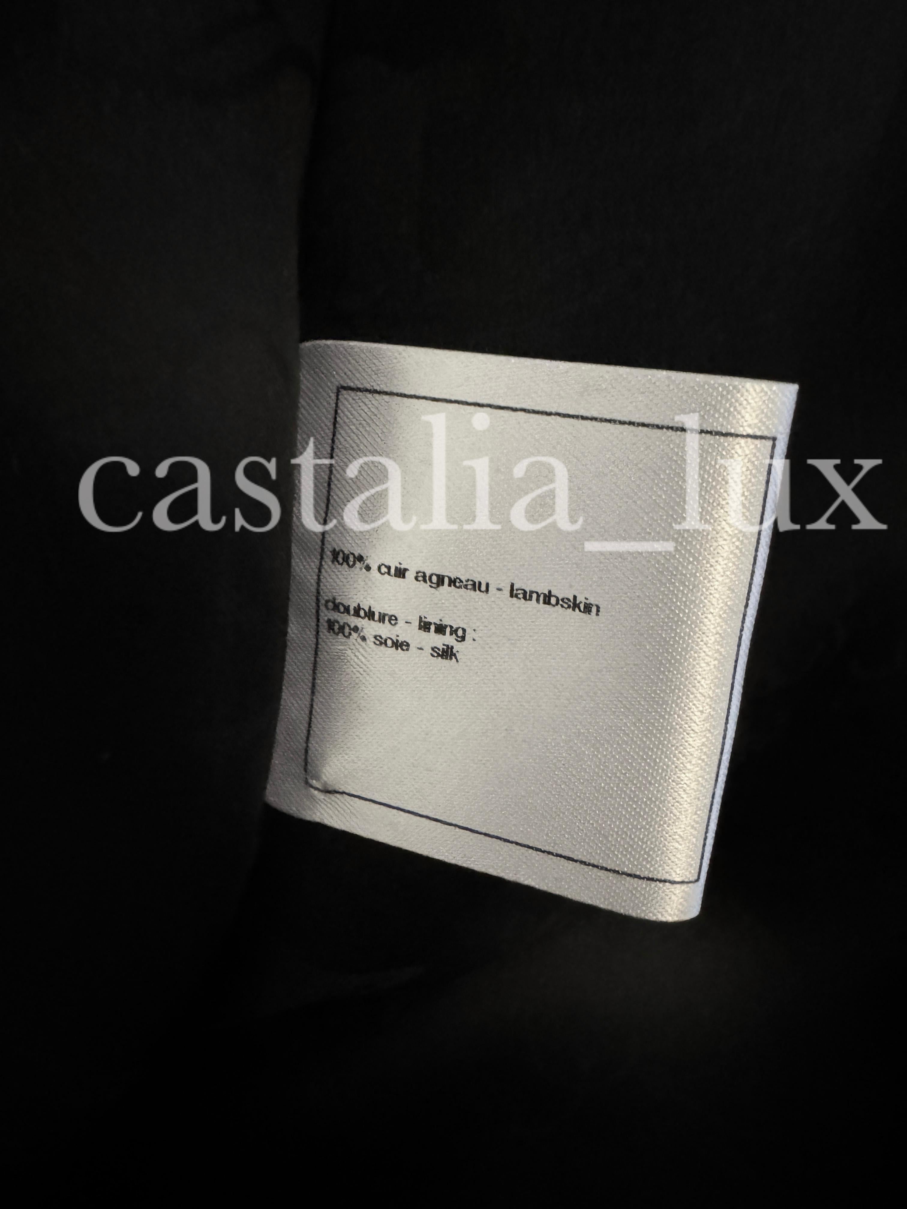 Chanel 10K Manteau en cuir noir avec boutons CC Jewel en vente 13