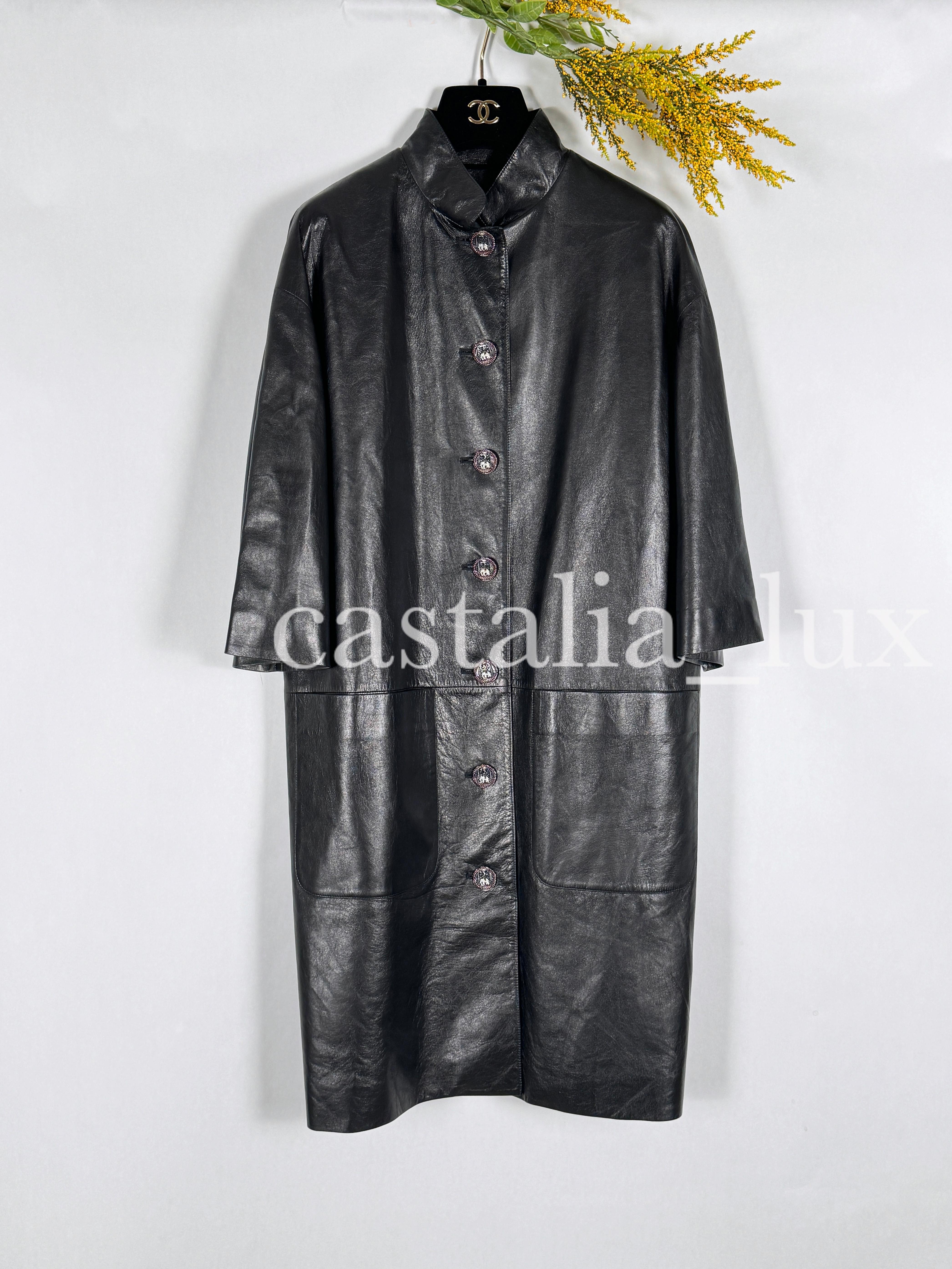 Chanel 10K Manteau en cuir noir avec boutons CC Jewel en vente 3
