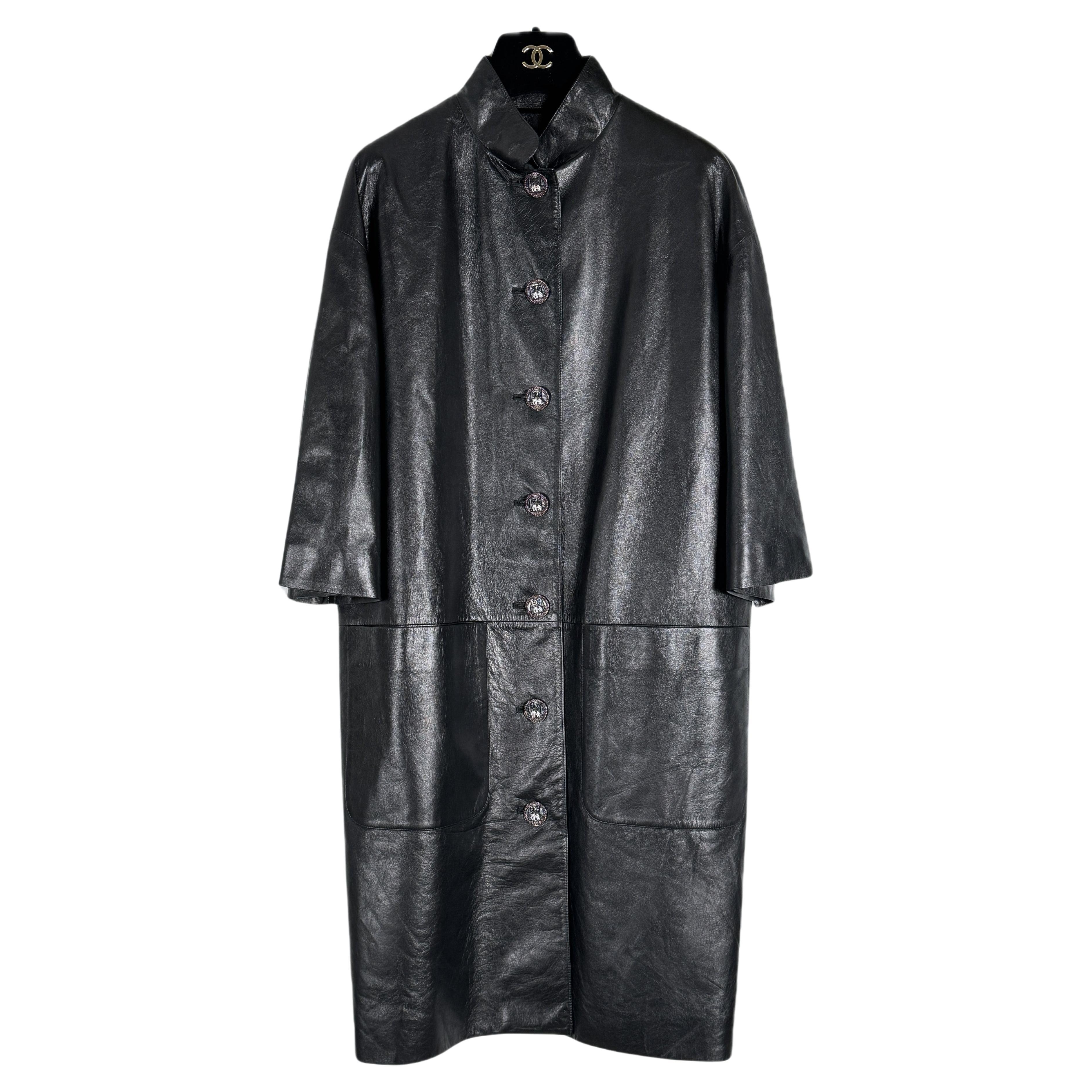 Chanel 10K Manteau en cuir noir avec boutons CC Jewel en vente
