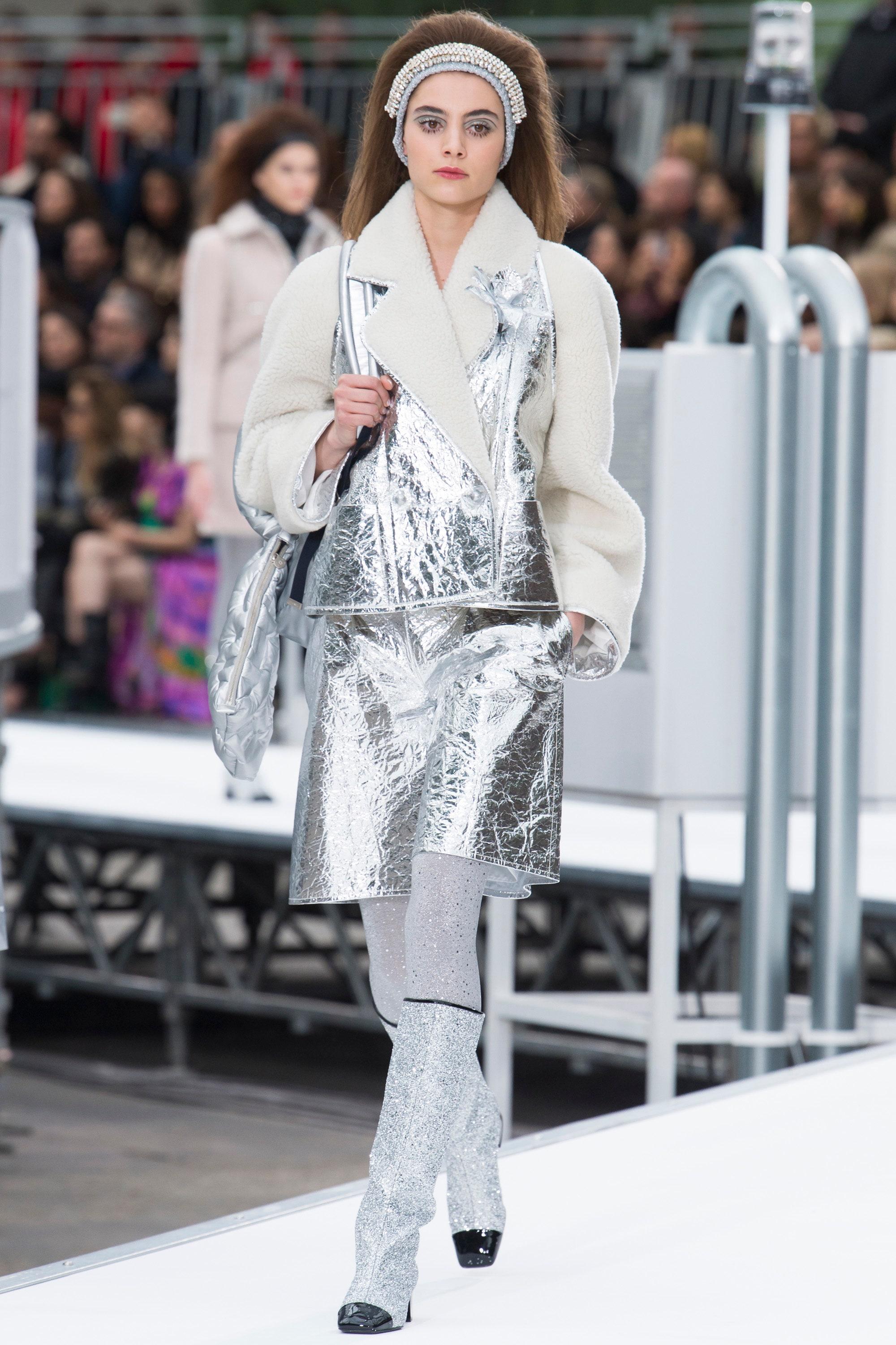 Fabelhafte Chanel Bomberjacke aus silberfarbenem Metallic-Leder mit gesticktem CC-Logo und Ärmel - aus der OUTER SPACE Collection'S von Karl Lagerfeld.
- Boutique Preis 10,640$
- CC-Logo-Tasten
Größenbezeichnung 40 FR. Ausgezeichneter Zustand