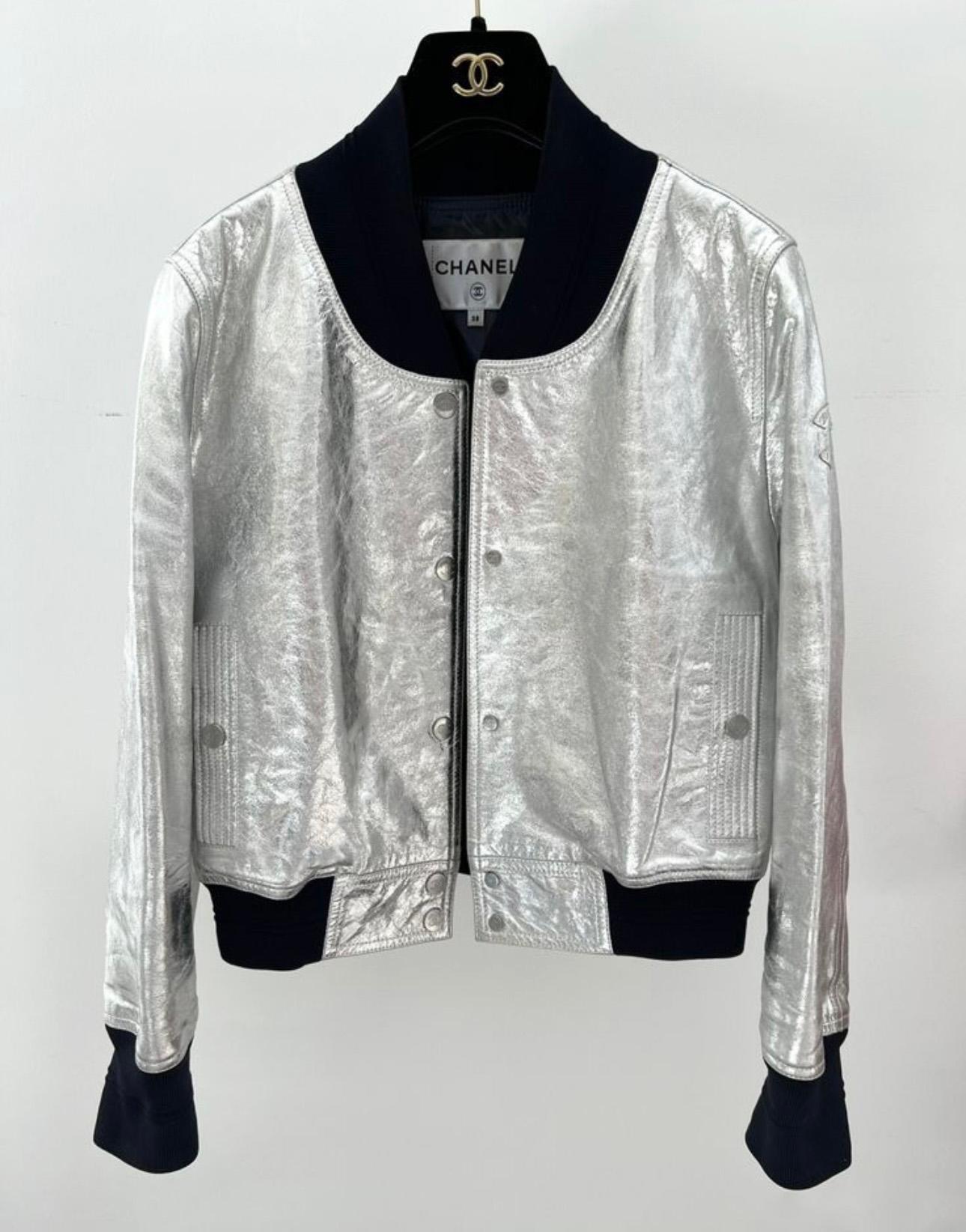 Chanel 10K$ CC Logo Metallic Leder Bomberjacke aus Leder (Grau)
