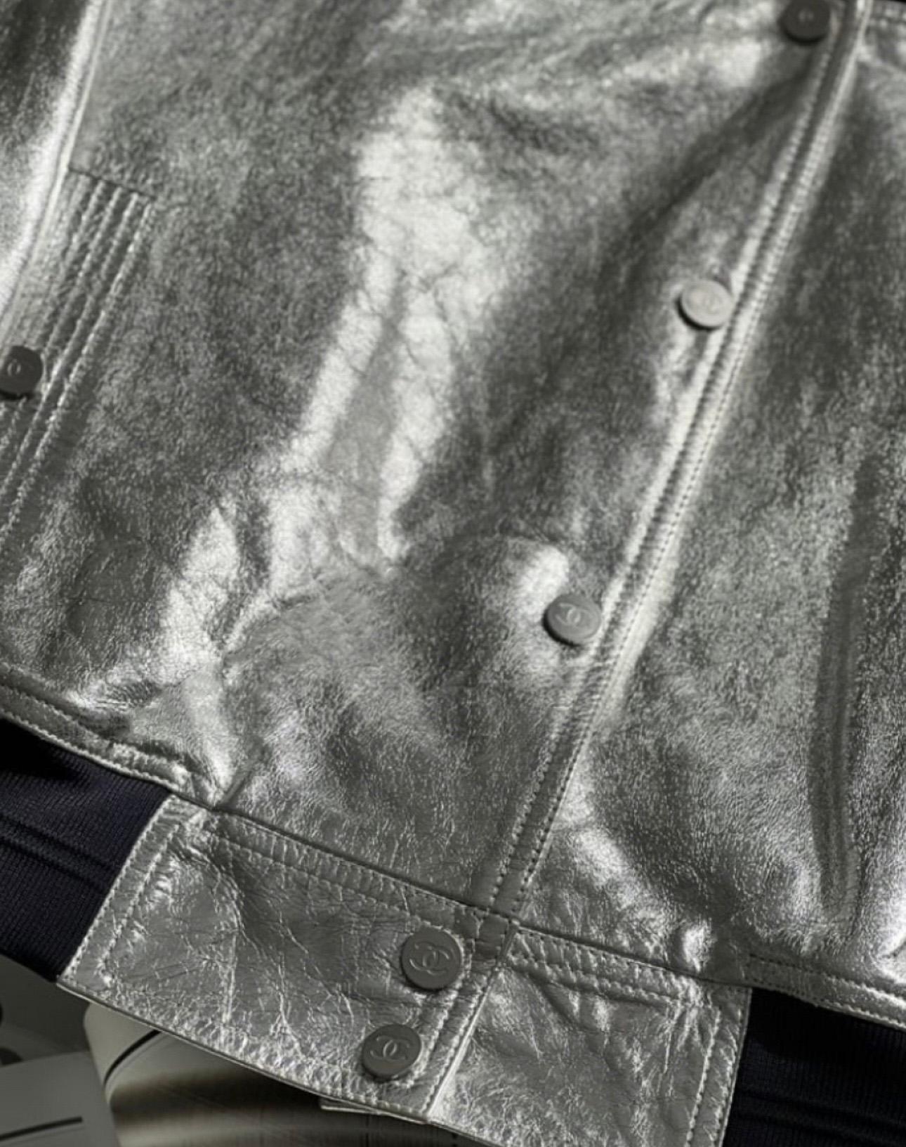 Chanel 10K$ CC Logo Metallic Leder Bomberjacke aus Leder für Damen oder Herren
