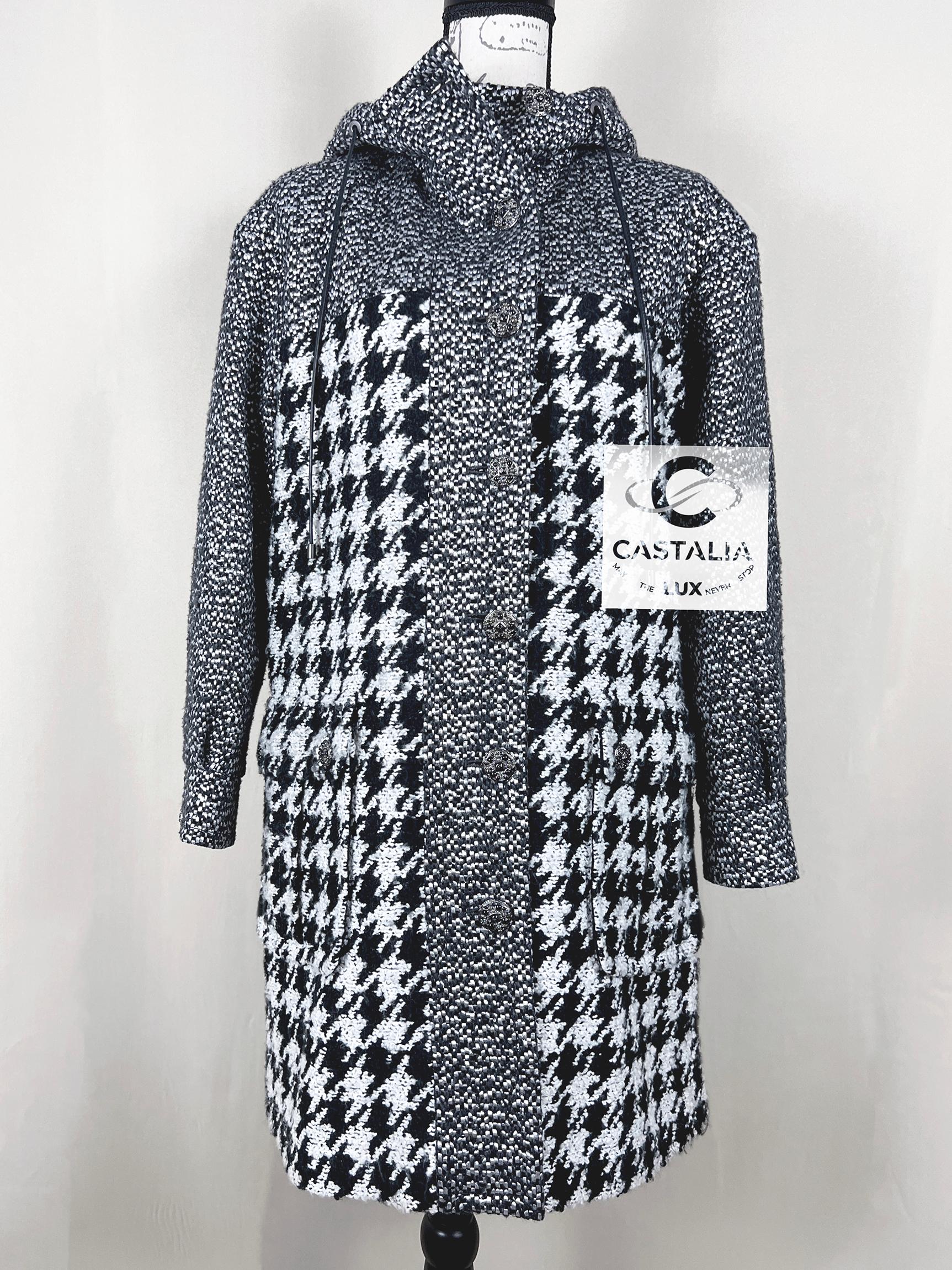 Super stylish Chanel lesage tweed parka coat with CC Jewel Buttons!
Retail price 9,880$
- made of superb tweed in black / white with houndstooth pattern
- - trimmed with lesage woven tweed hand-embellished with littlest sequins! Look so sublime in