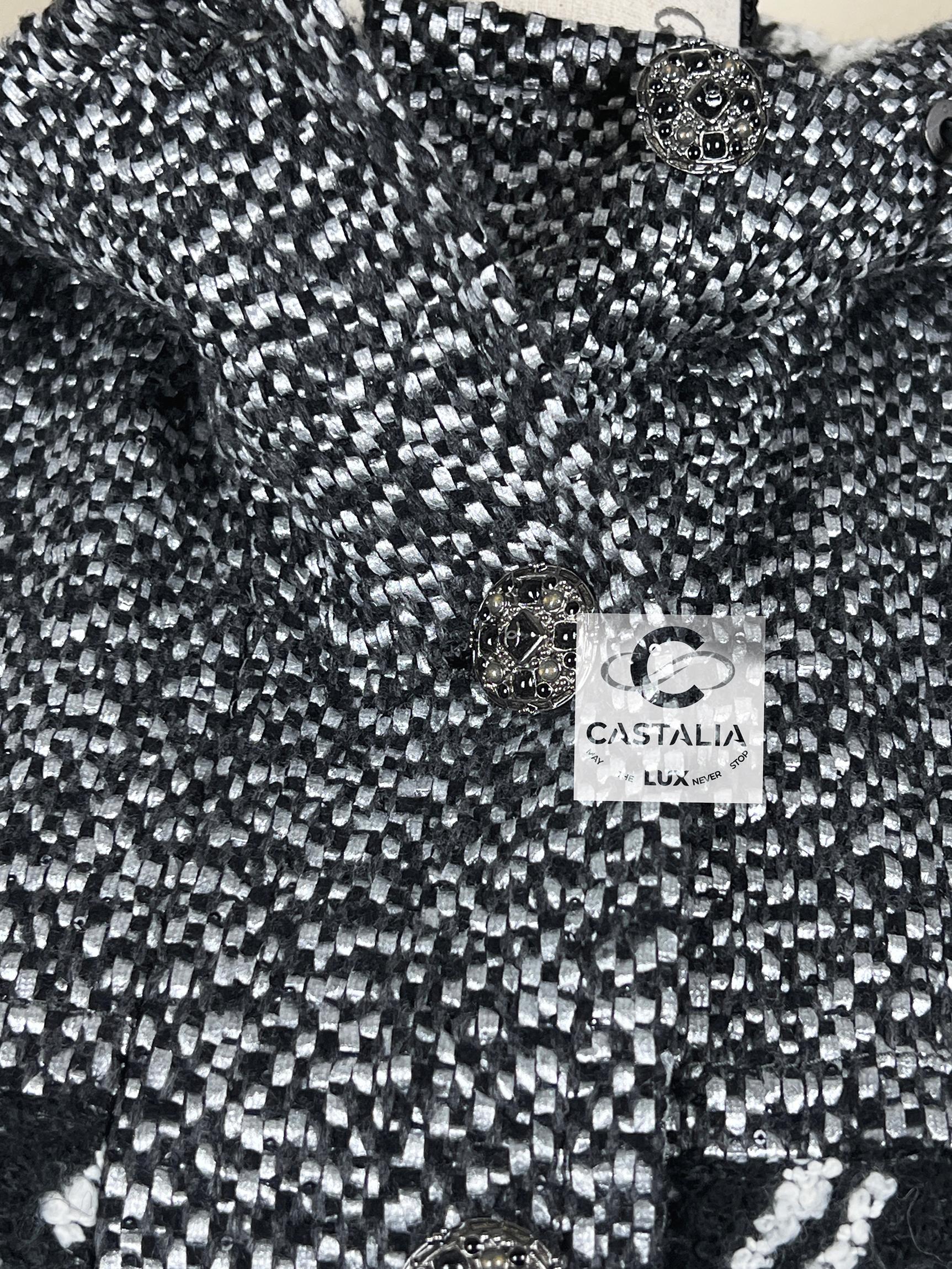 Chanel 10K$ Jewel Buttons Tweed Parka 40 FR In New Condition For Sale In Dubai, AE