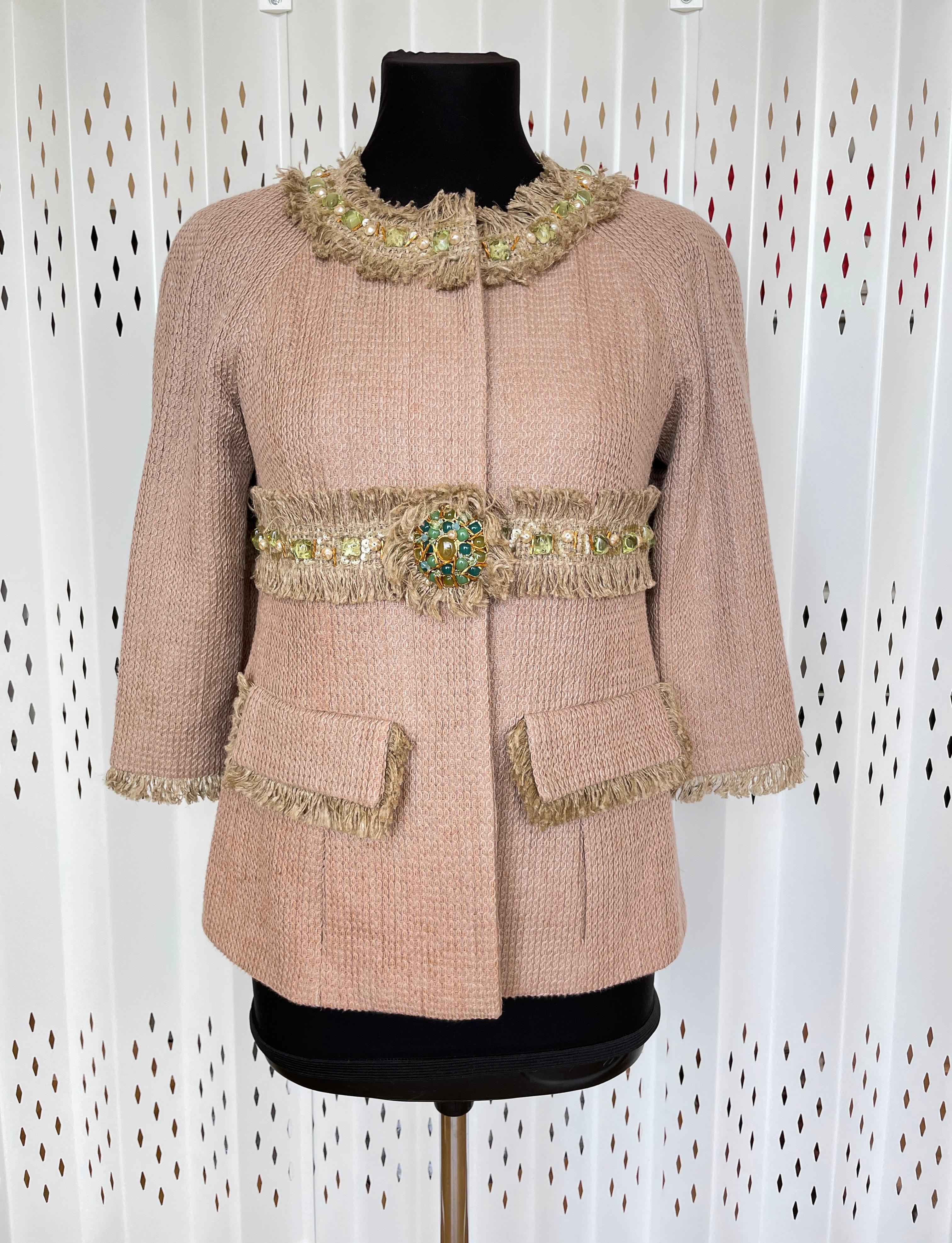 Chanel 10K$ Jewel Embellished Beige Tweed Jacket In Excellent Condition For Sale In Dubai, AE