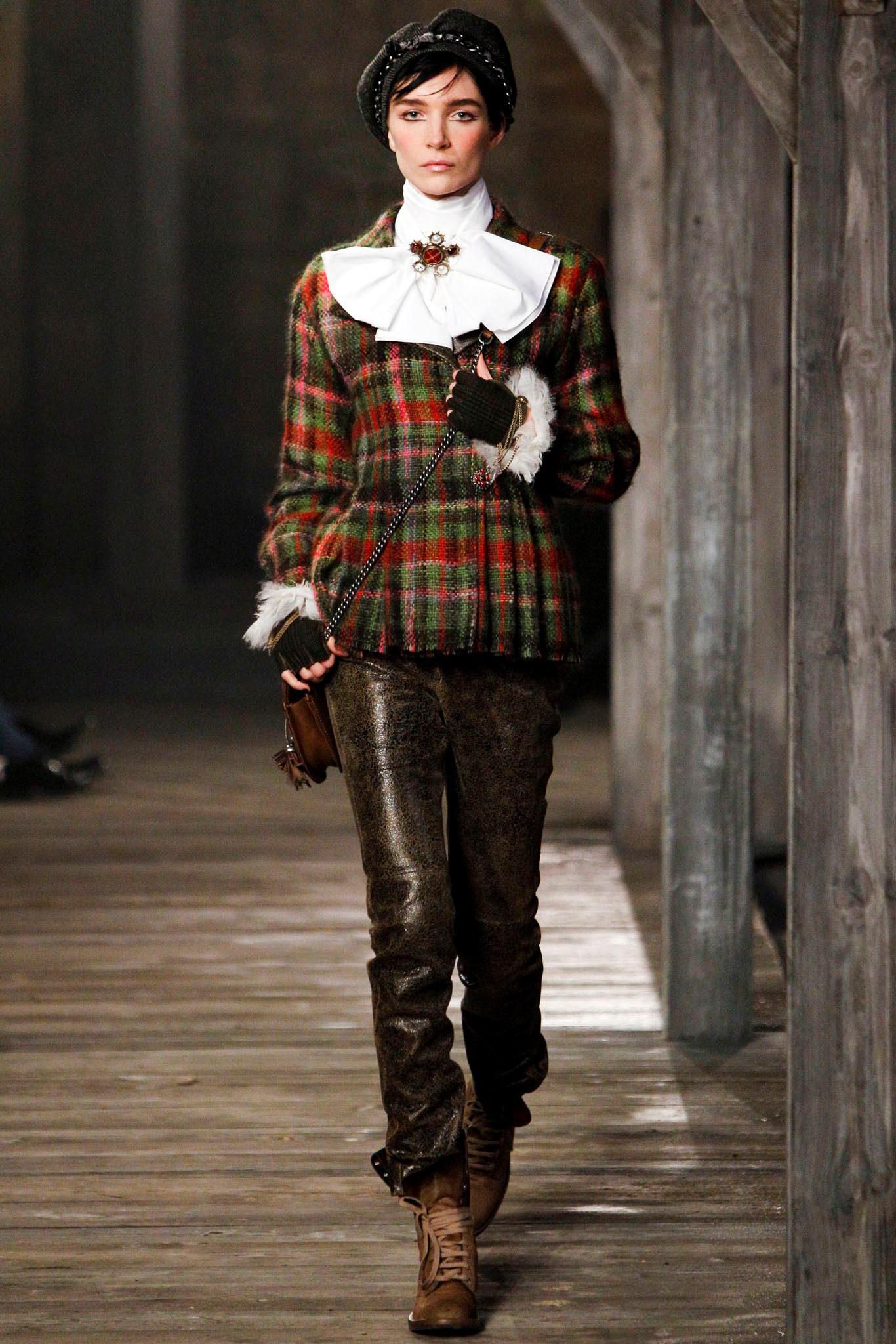 Extremely rare Chanel tartan green tweed jacket ~ from Runway of Paris / EDINBURGH Collection by Karl Lagerfeld
Collectible piece ! Only very few were release worldwide!
- marvellous jewel Gripoix buttons with CC logo
- brown leather trim at