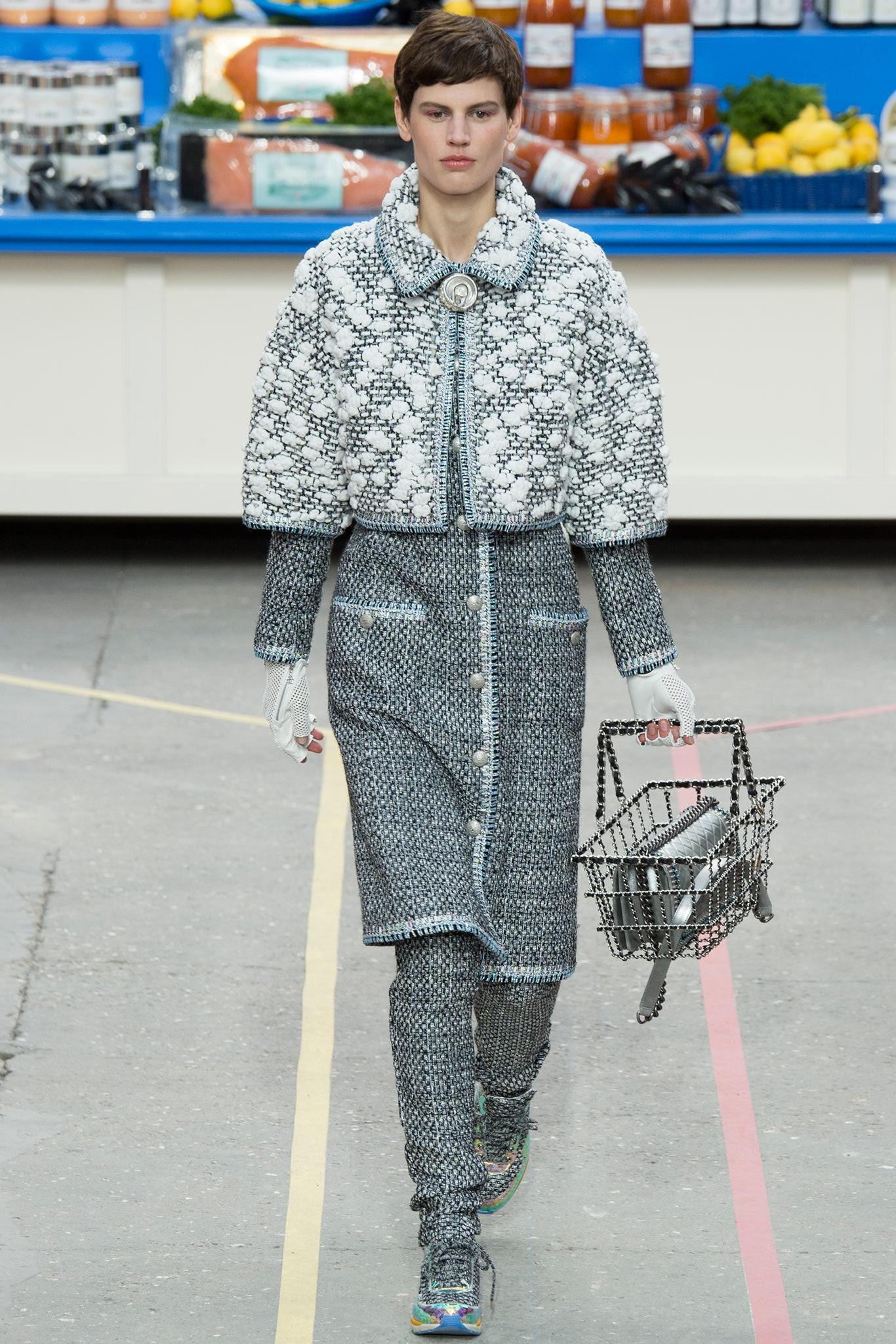 Chanel grey shimmering coat from SUPERMARKET Collection by Karl Lagerfeld : made of luxurious SILK tweed ! Boutique price was over 11,000$
- iconic 4-flap-pockets silhouette
- CC logo buttons at front, pockets and cuffs
- tonal silk lining with