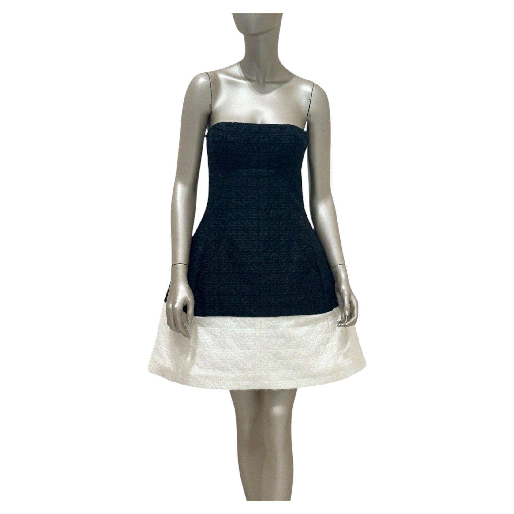 Robe moulante chic noir et blanc Chanel 10S, taille FR36 S