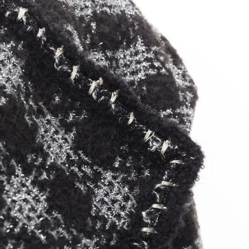 CHANEL 11A Fantasy Tweed nero argento a quadri con collo asimmetrico FR44 XL in vendita 5