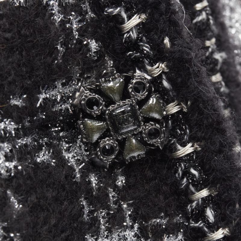 CHANEL 11A Fantasy Tweed nero argento a quadri con collo asimmetrico FR44 XL
Riferimento: BMPA/A00185
Marchio: Chanel
Designer: Karl Lagerfeld
Collezione: 11A
Materiale: Lana, misto
Colore: Nero, Silver
Modello: A scacchi
Chiusura: bottone
Fodera: 