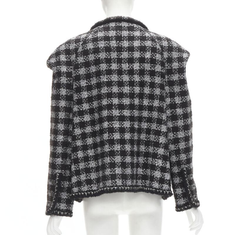 CHANEL 11A Fantasy Tweed nero argento a quadri con collo asimmetrico FR44 XL in vendita 1