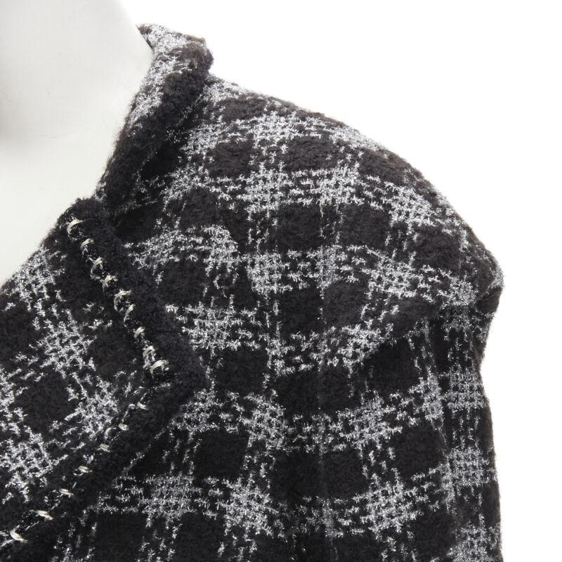 CHANEL 11A Fantasy Tweed nero argento a quadri con collo asimmetrico FR44 XL in vendita 4