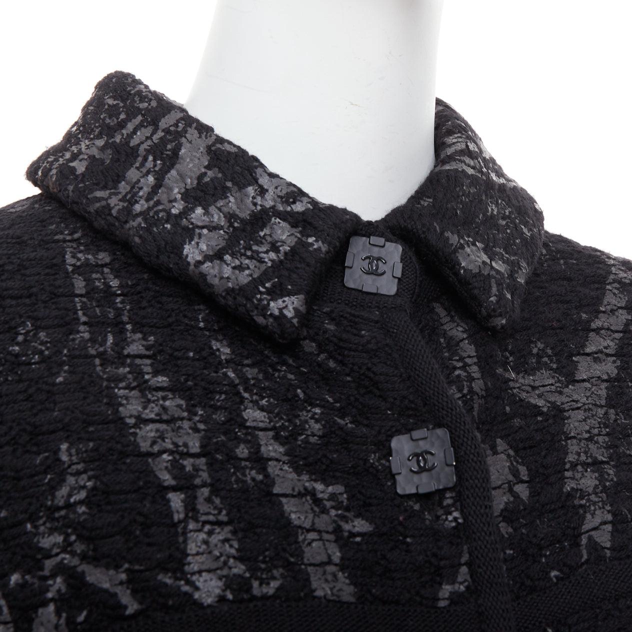 CHANEL 11A grau schwarz-schwarz lackiert Tweed CC quadratische Knöpfe peplum-Mantel FR38 M
Referenz: TGAS/E00525
Marke: Chanel
Designer: Karl Lagerfeld
Collection'S: 11A
MATERIAL: Wolle
Farbe: Schwarz, Grau
Muster: Abstrakt
Verschluss: