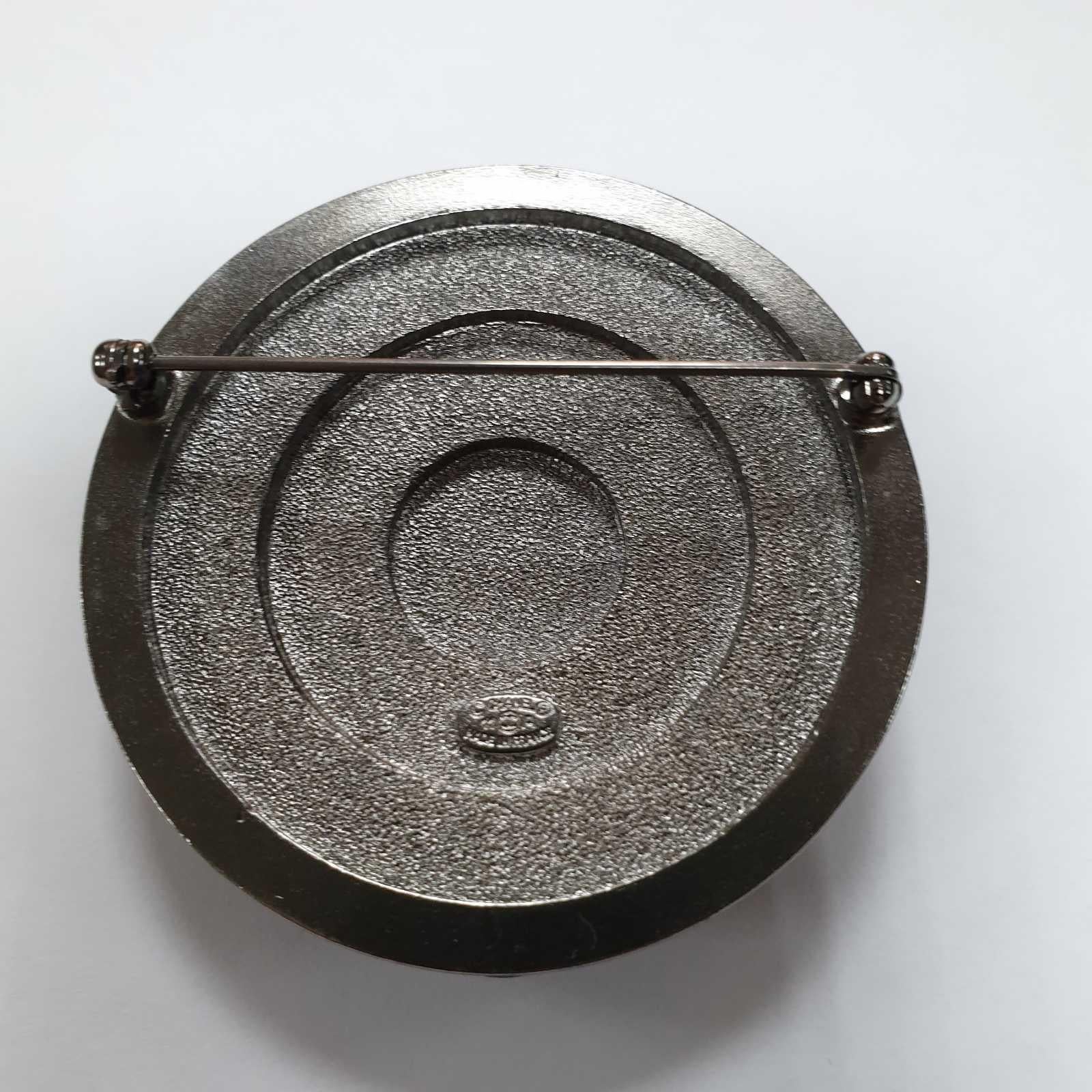 Chanel 11A round brooch In Good Condition For Sale In Krakow, PL