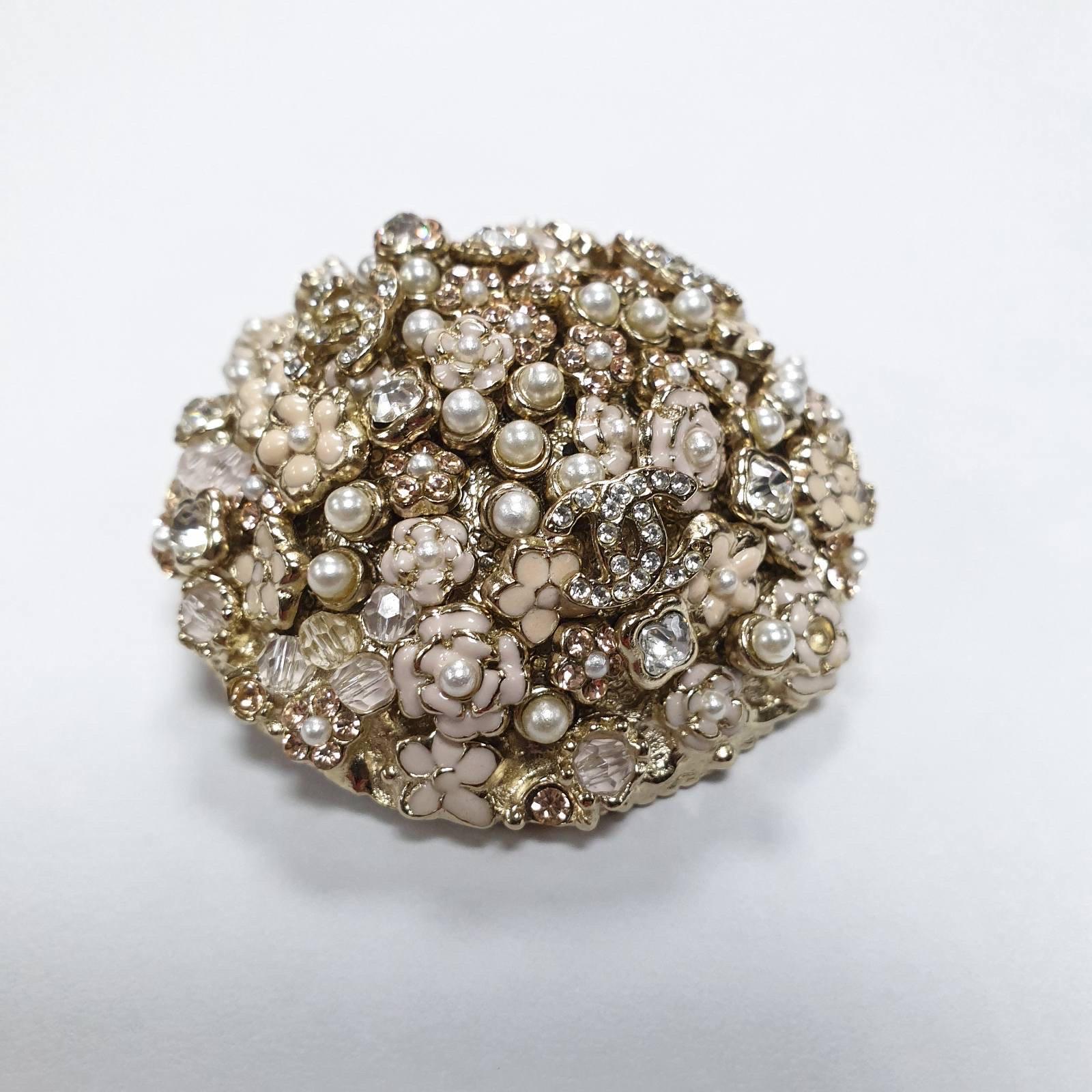 Chanel 11A Round Faux Pearls Brooch In Good Condition For Sale In Krakow, PL