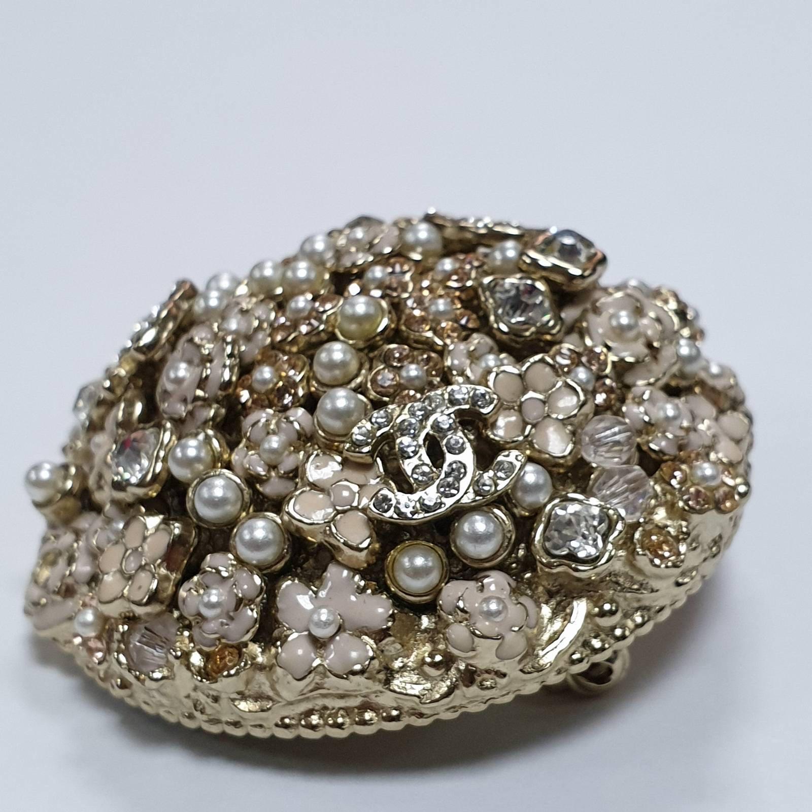 Chanel 11A Round Faux Pearls Brooch For Sale 2