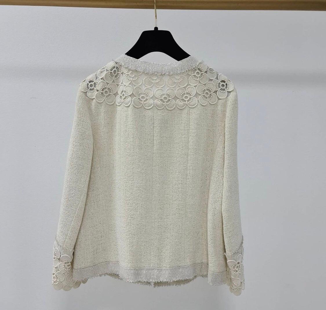 Chanel 11C Ecru Tweed Lace Camellia Jacket  Gold CC logo Button In Excellent Condition In Krakow, PL