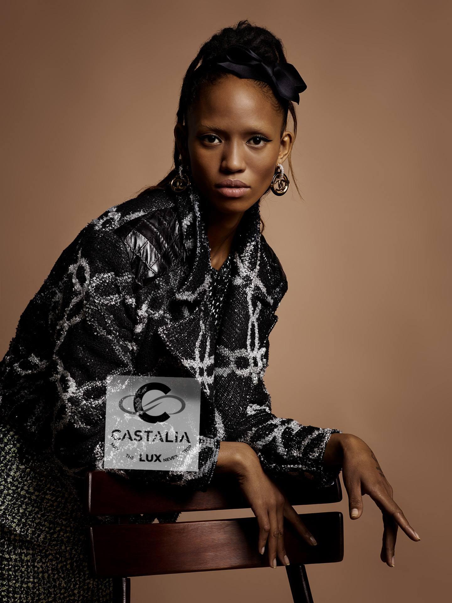 Fabuleuse veste Chanel en tweed noir et argenté avec des accents de cuir ~ de la Campaigner AD de la Collection Automne 2019 ~ la toute dernière collection de Meastro Lagerfeld.
Taille 34 FR / État : impeccable
- Boutons matelassés avec logo CC sur