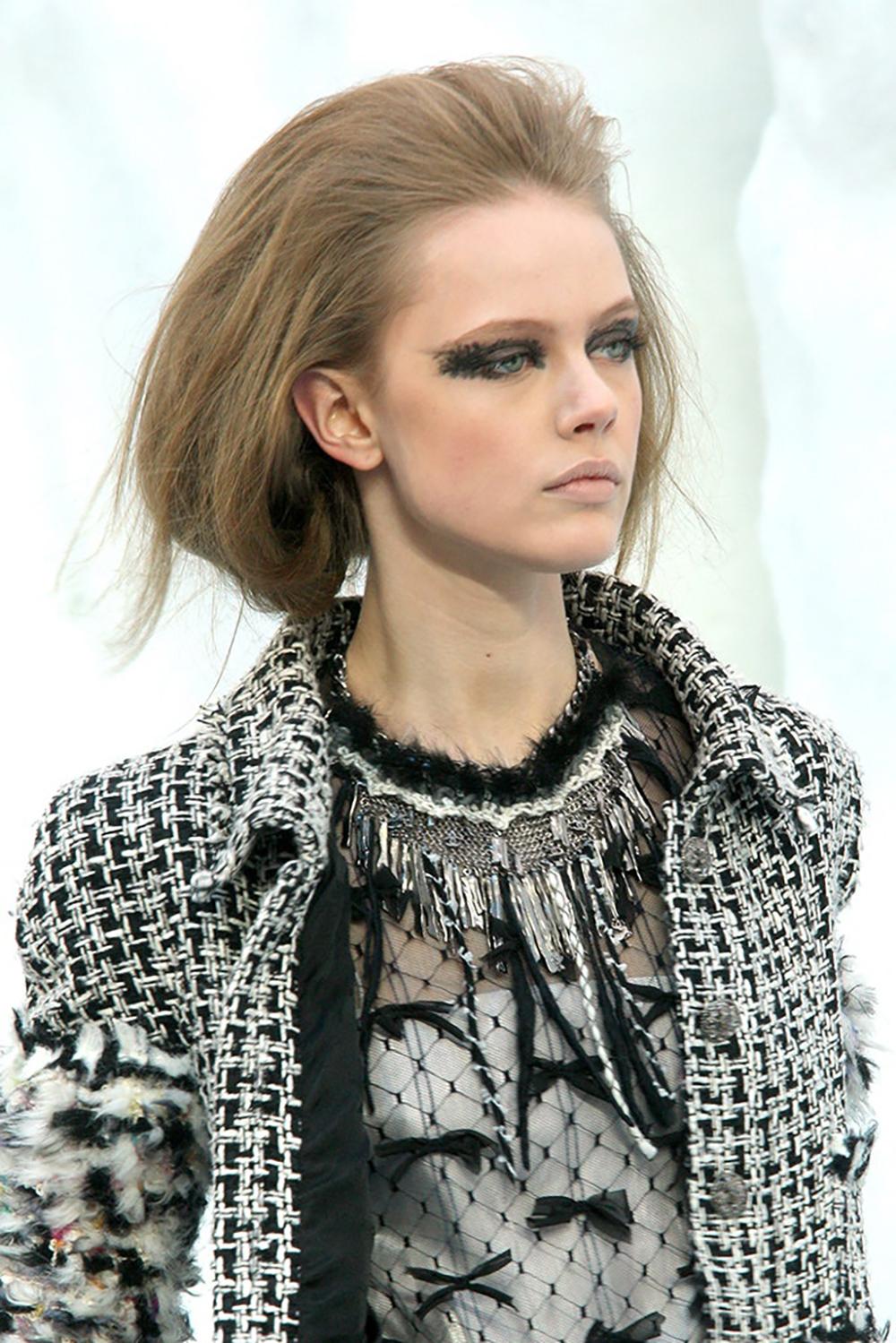 Chanel 11K Arctic Ice Manteau en Tweed duveteux avec boutons CC Jewel Excellent état - En vente à Dubai, AE