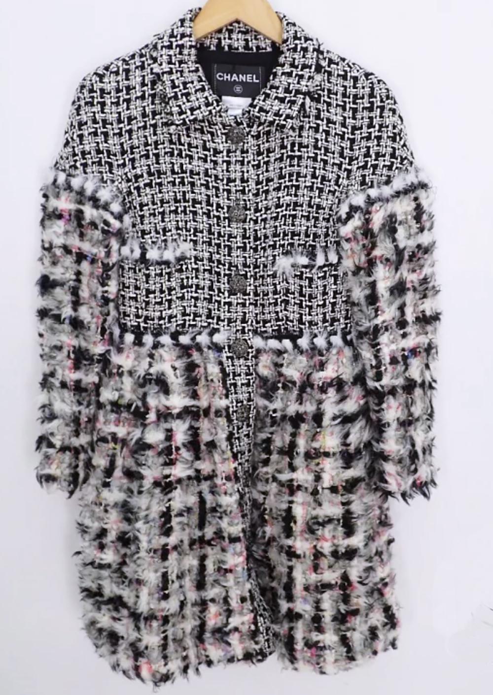 Chanel 11K Arctic Ice Fluffy Tweed-Mantel mit CC Juwelenknöpfen im Angebot 2