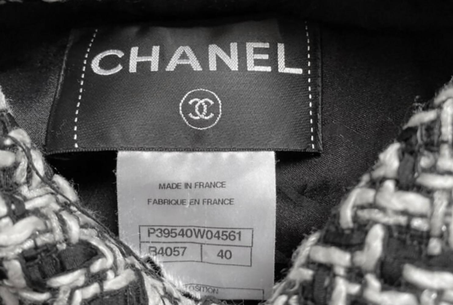 Chanel 11K Arctic Ice Fluffy Tweed-Mantel mit CC Juwelenknöpfen im Angebot 5