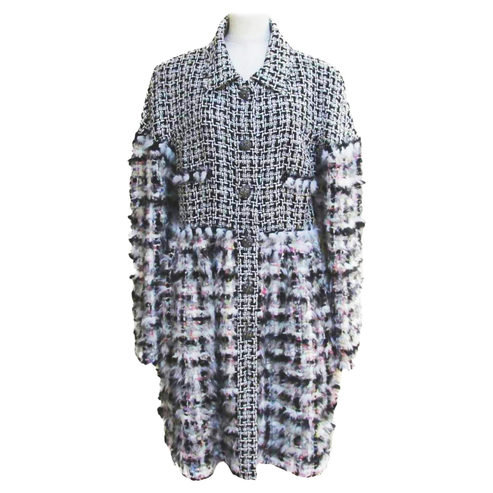 Chanel 11K Arctic Ice Manteau en Tweed duveteux avec boutons CC Jewel en vente