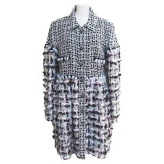 Chanel 11K Arctic Ice Manteau en Tweed duveteux avec boutons CC Jewel