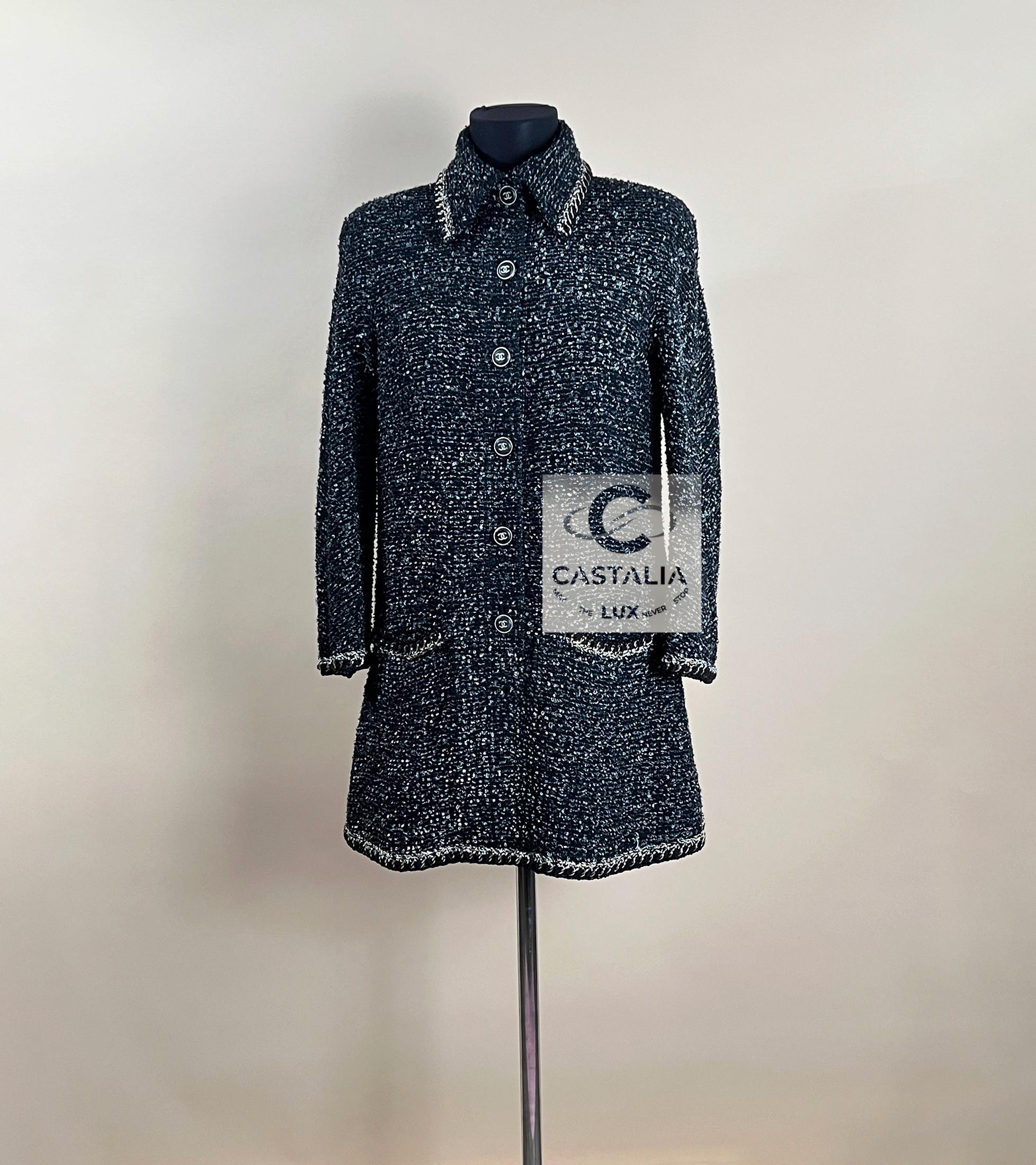 CHANEL 11K$ Collectional Anthrazit Bouclé Tweed Kleid 
- Mit charakteristischem Kettengliedbesatz

~ Eine Kreation, bei der Couture zur Architektur wird. Dieses CHANEL-Kleid ist ein unverwechselbares Zeugnis der ewigen Design-Grammatik der Maison

~