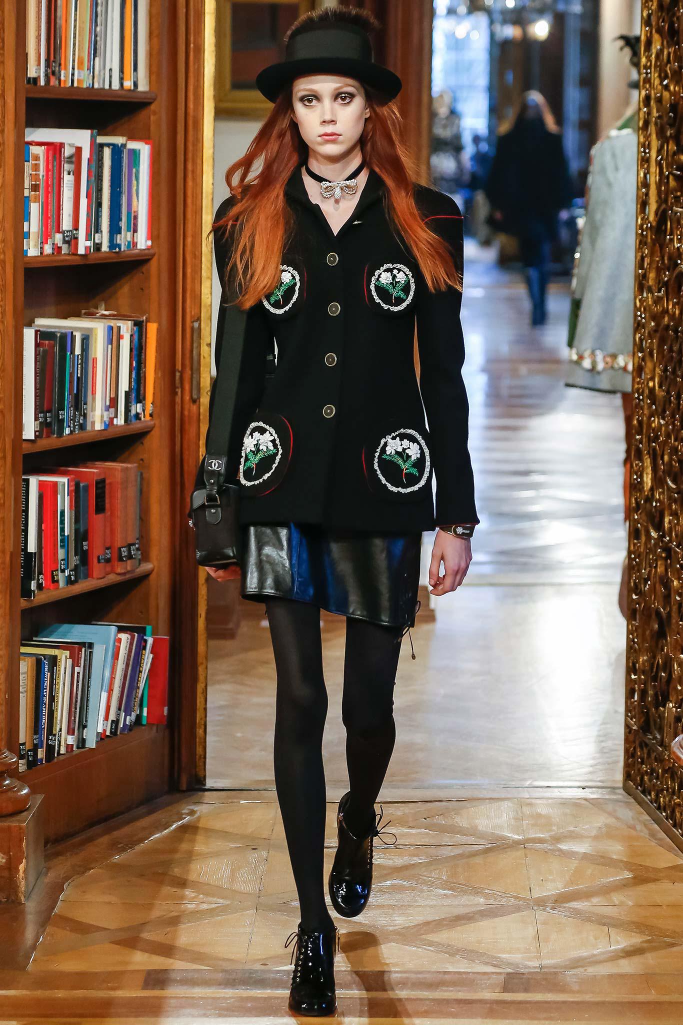 Rarest Chanel little black jacket with Couture Edelweiss detail : from Runway of Paris / SALZBURG Collection, 2015 Metiers d'Art
Size mark 34 FR. Condition: kept unworn, pristine.
- CC logo jewel 'edelweiss star' buttons
- masterpiece Edelweiss