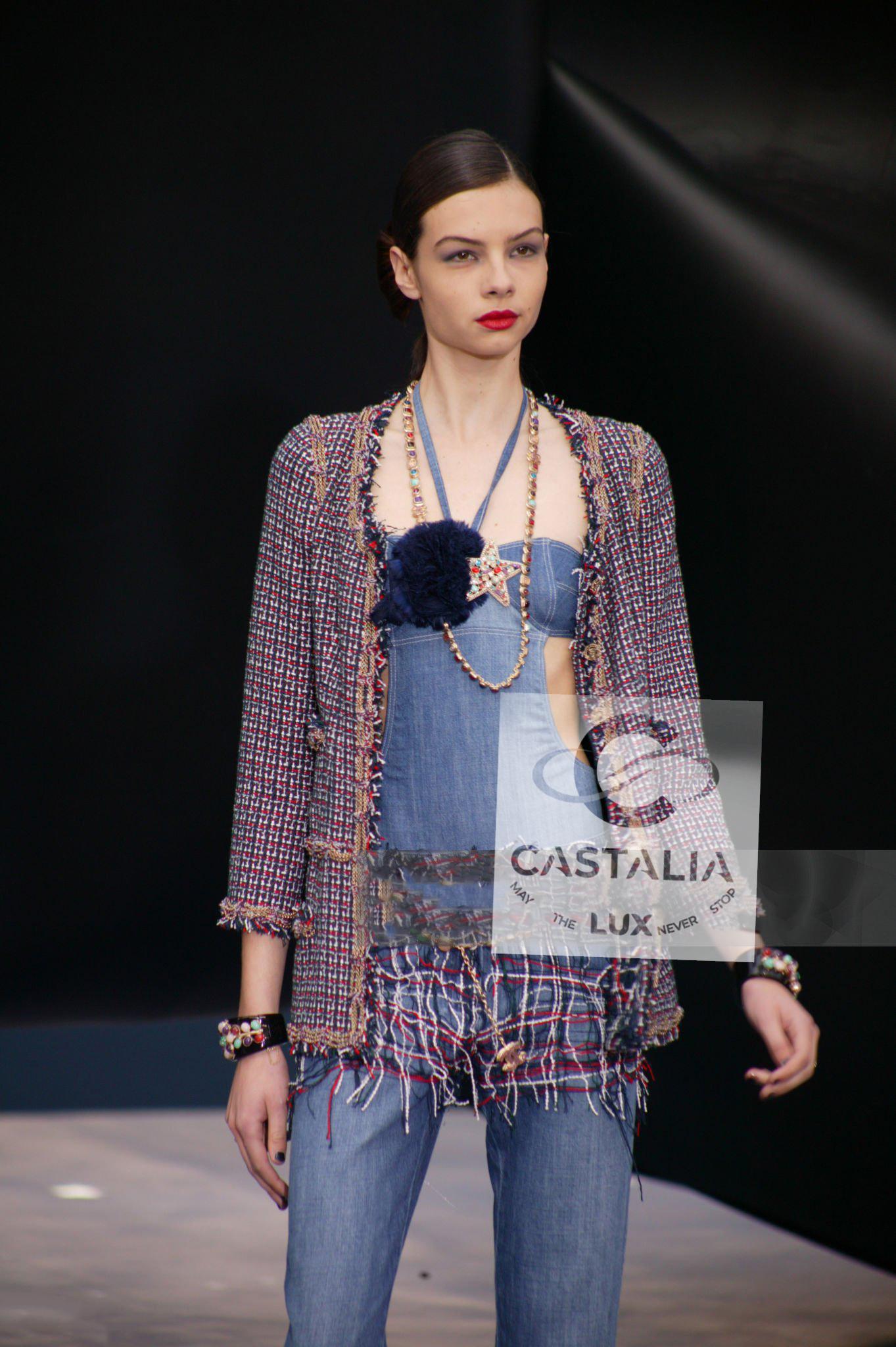 Icône de Chanel, veste en tweed Lesage avec garniture en chaîne métallique ~ de la Collectional 00s ~ par Maestro Lagerfeld 
Marque de taille 42 FR / État : impeccable
- Boutons 