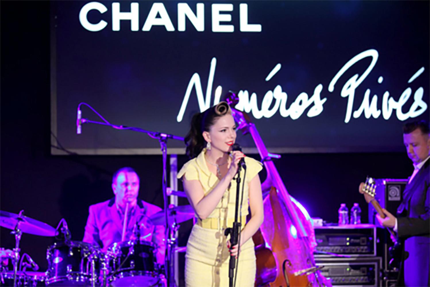 Absolutely stunning Chanel lemon yellow tweed dress with leather CC belt from 2012 Cruise Collection in Hotel du Cap-Eden-Roc

- Iconic piece ! As seen on many celebs

- Retail price of dress alone was over 8,000$, belt over. 2,000$. 
Size mark 40