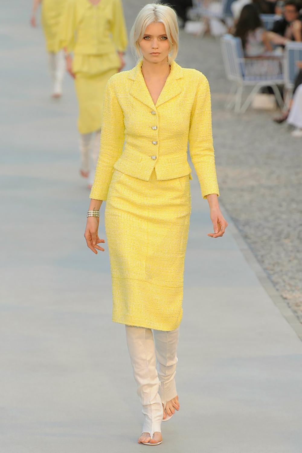 Chanel 11K$ New Iconic Yellow Tweed Dress with Belt 40 FR In New Condition For Sale In Dubai, AE
