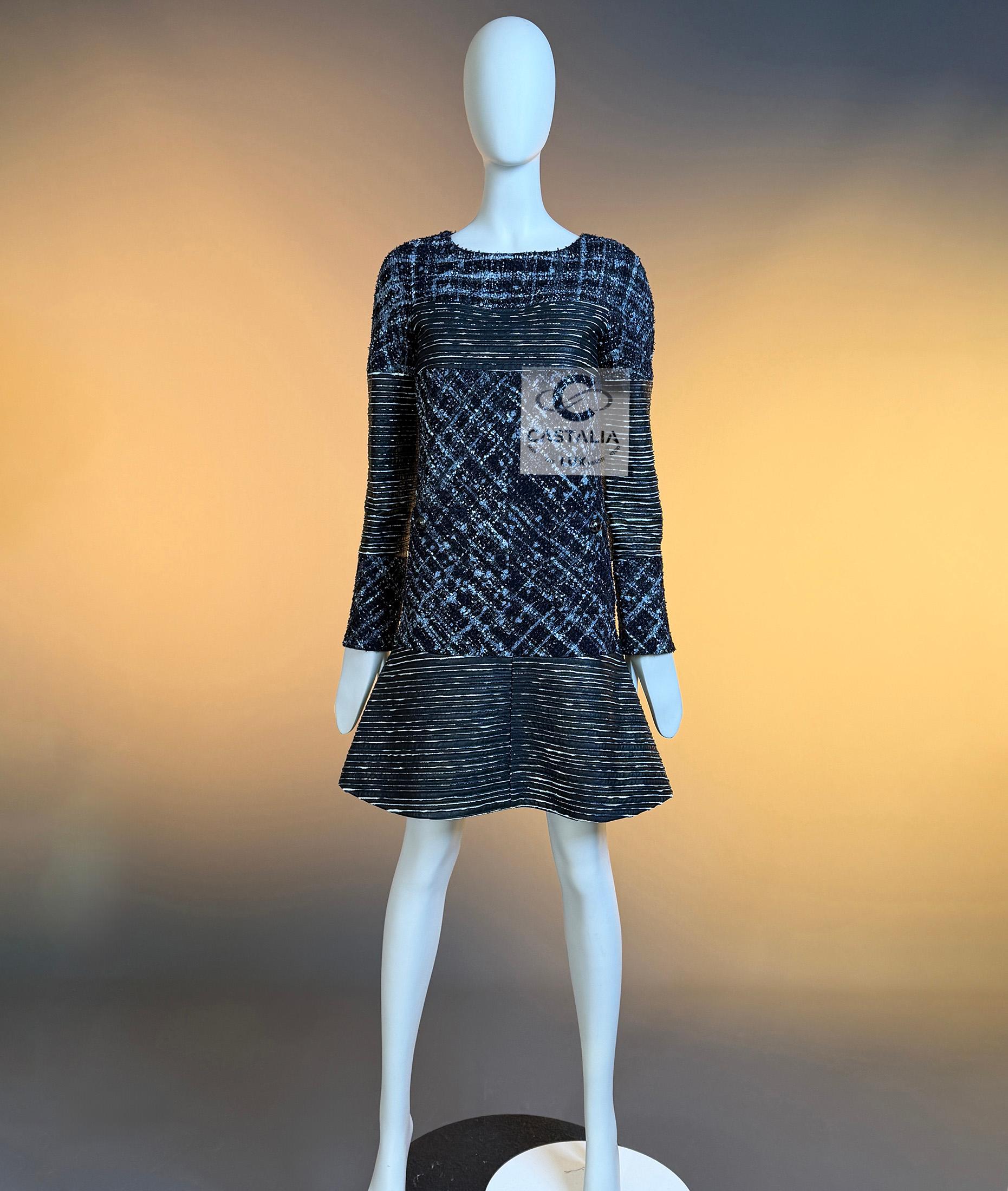 CHANEL 11K$ New Tweed und Leder Runway Kleid 34 FR für Damen oder Herren im Angebot