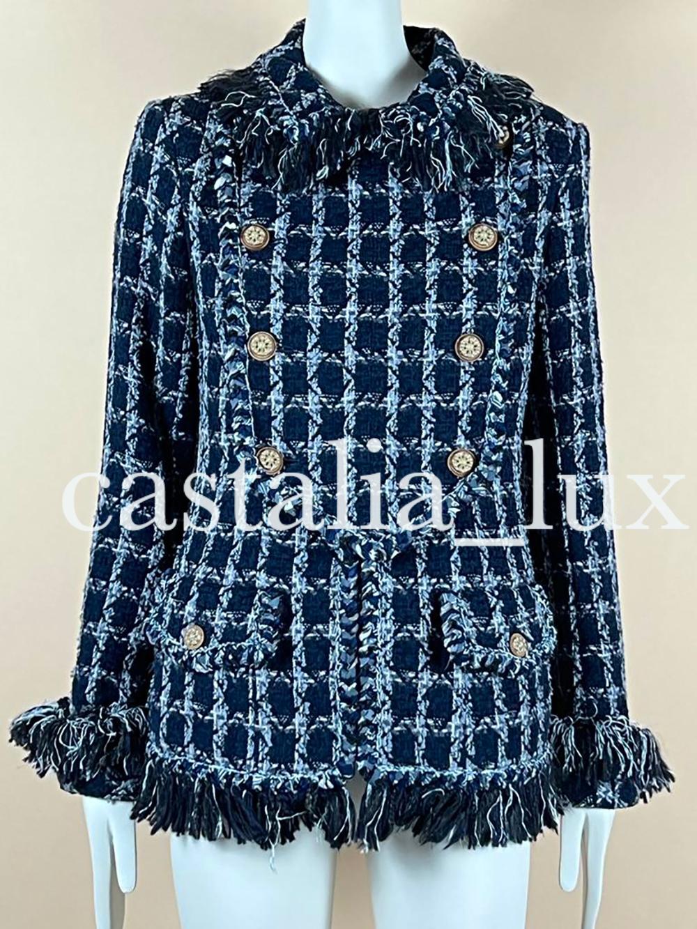 Retail price over 10,000$
Price on e-bay 6,999$ for a pre-owned item.
Rare, collectors Chanel navy tweed jacket with fringe detail from Runway of Paris / DALLAS Collection, 2014 Pre-Fall Metiers d'Art
Size mark 36 FR. Condition is pristine.
- CC zip