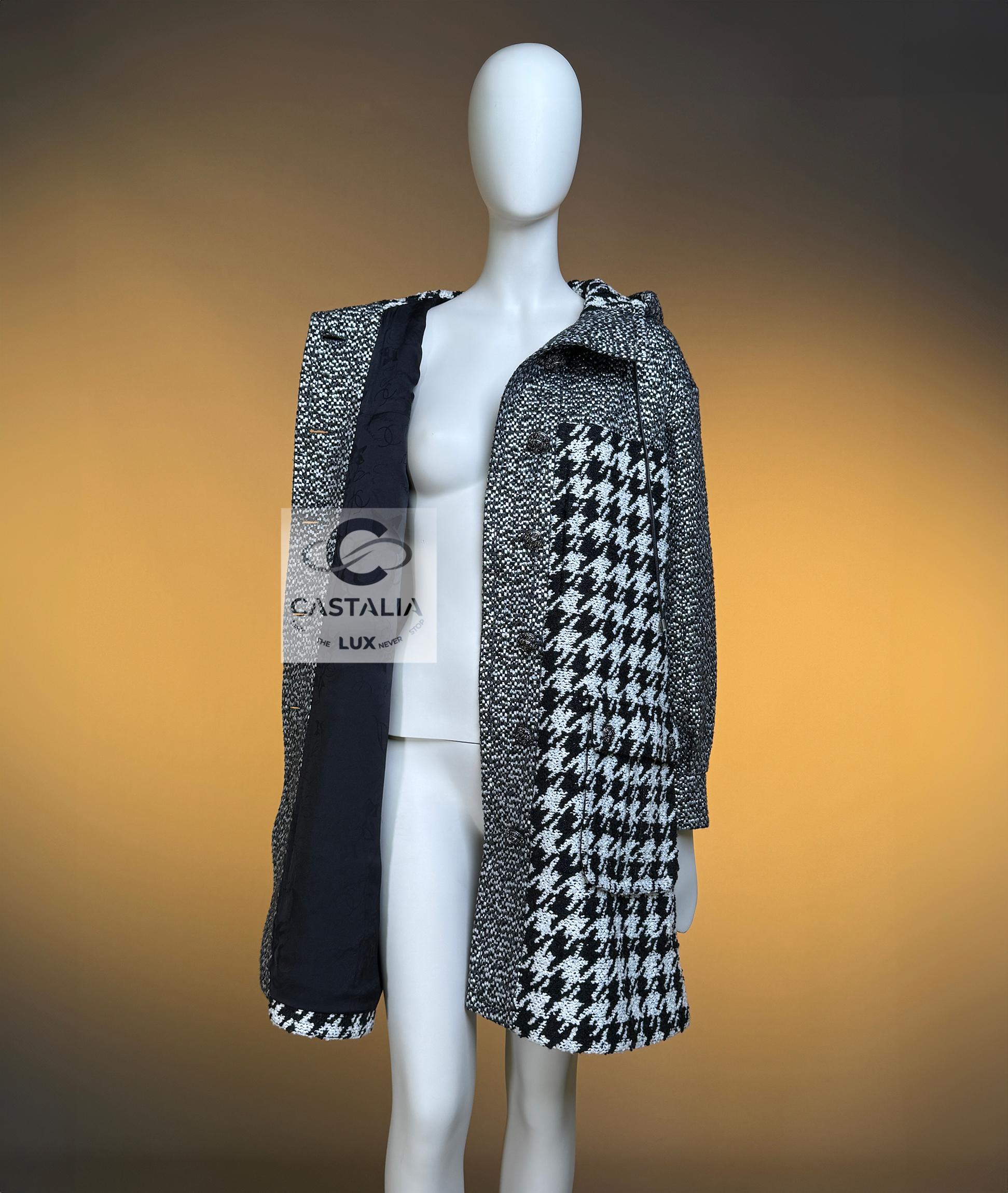 CHANEL 11K$ Rare Parka en tweed croisé avec boutons Gripoix en vente 10